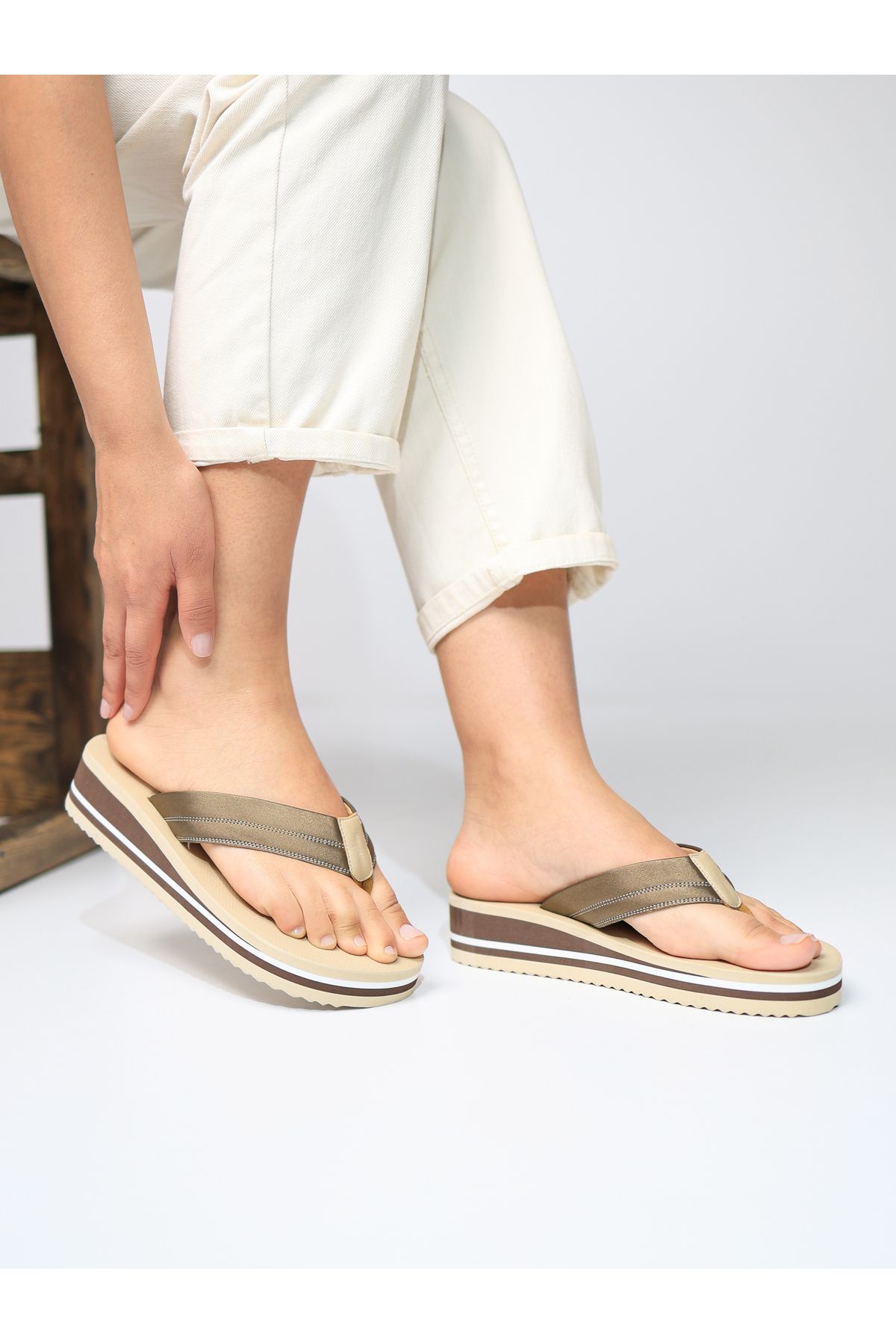 HANOX İrene Hardal Dolgu Topuk Kadın Parmak Arası Plaj Terlik Flip Flops (4.0) Cm