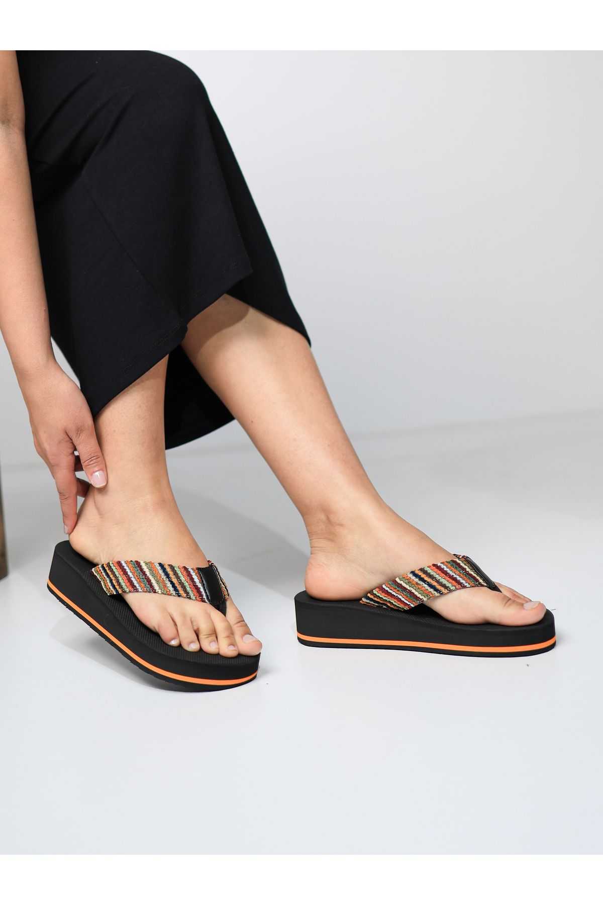 HANOX Hitit Retro Siyah Dolgu Topuk Kadın Parmak Arası Plaj Terlik Flip Flops (4.0) Cm