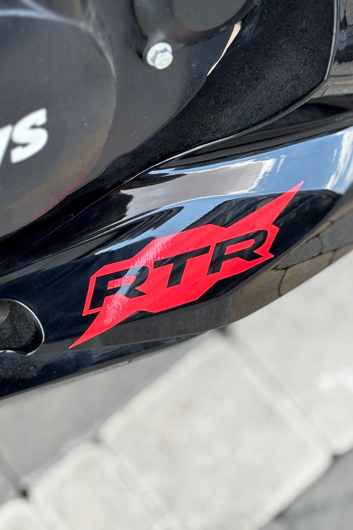 Banxtre TVS Apache RTR için Kırmızı Renk Alt Sakal Yazı Sticker Etiket (1 Adet)
