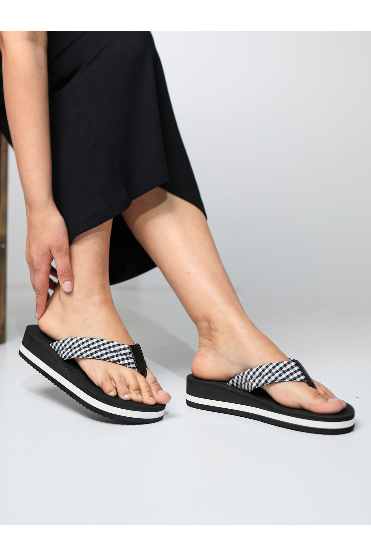 HANOX Ekose Siyah Dolgu Topuk Kadın Parmak Arası Plaj Terlik Flip Flops (4.2) Cm