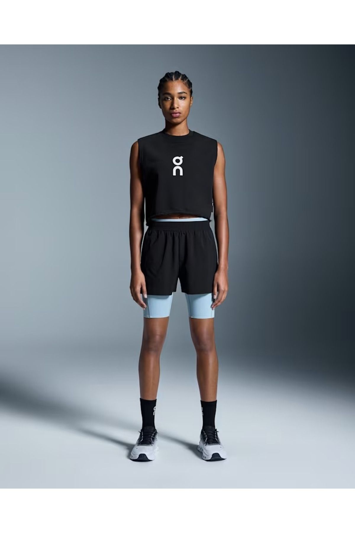 ON Club Crew Crop Kadın Kısa Kolsuz Tişört, Minimalist Tasarım, Atletik Stil