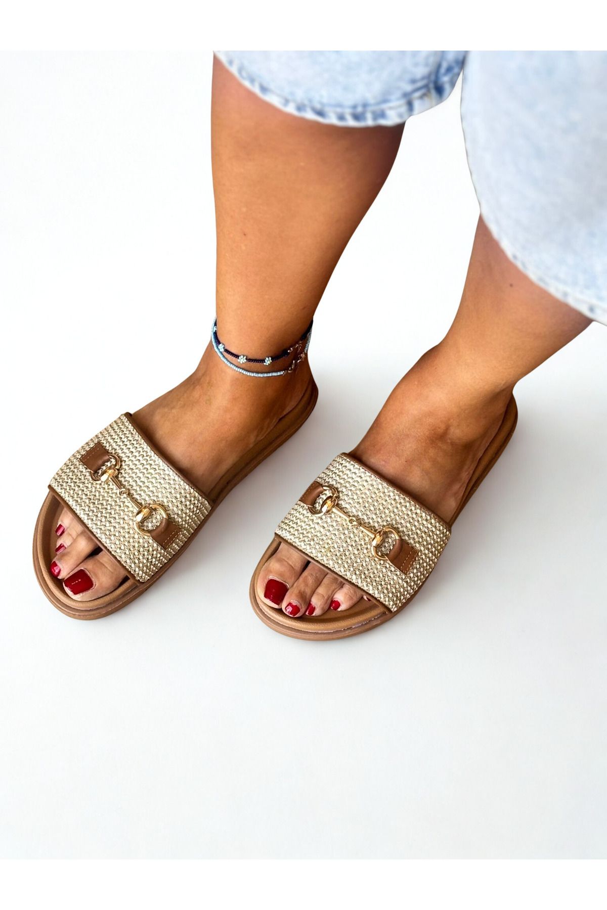 NEVE SHOES Taba Deri Detaylı Hasır Gold Aksesuarlı Kadın Terlik
