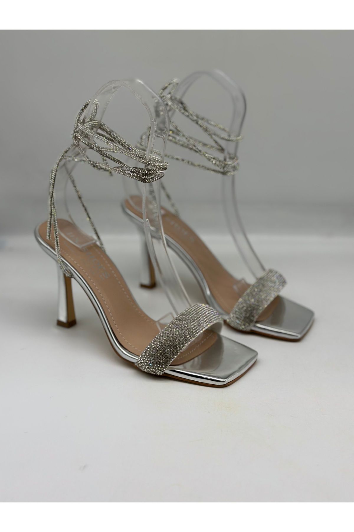 LOTUS AYAKKABI & ÇANTA İthal Taşlı Bilekten Bağlı Stiletto