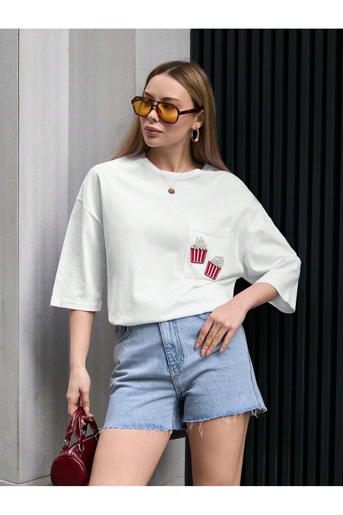only moon KADIN GİYİM Oversize Beyaz cep detaylı T-Shirt