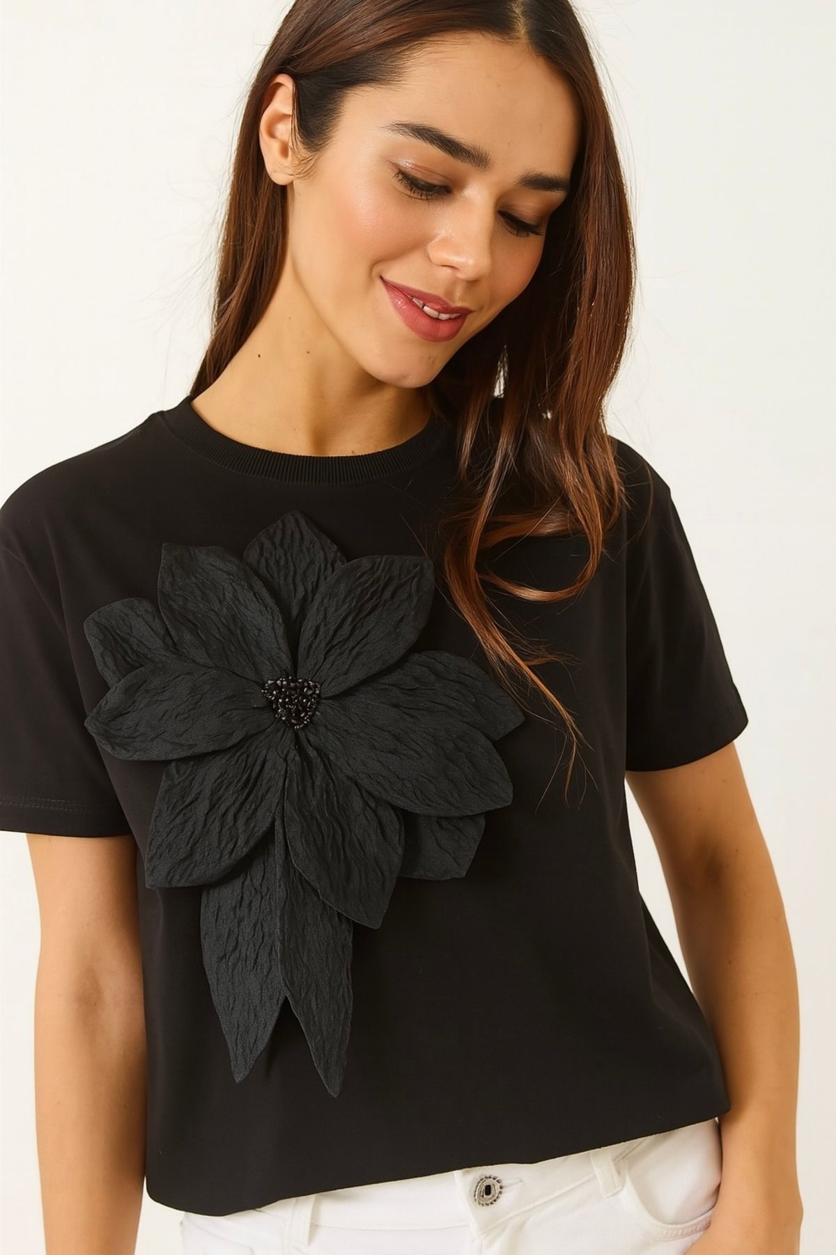 Noi Belis Çiçek Aksesuarlı %100 Pamuk Kısa Kol T-Shirt SS25TS0005