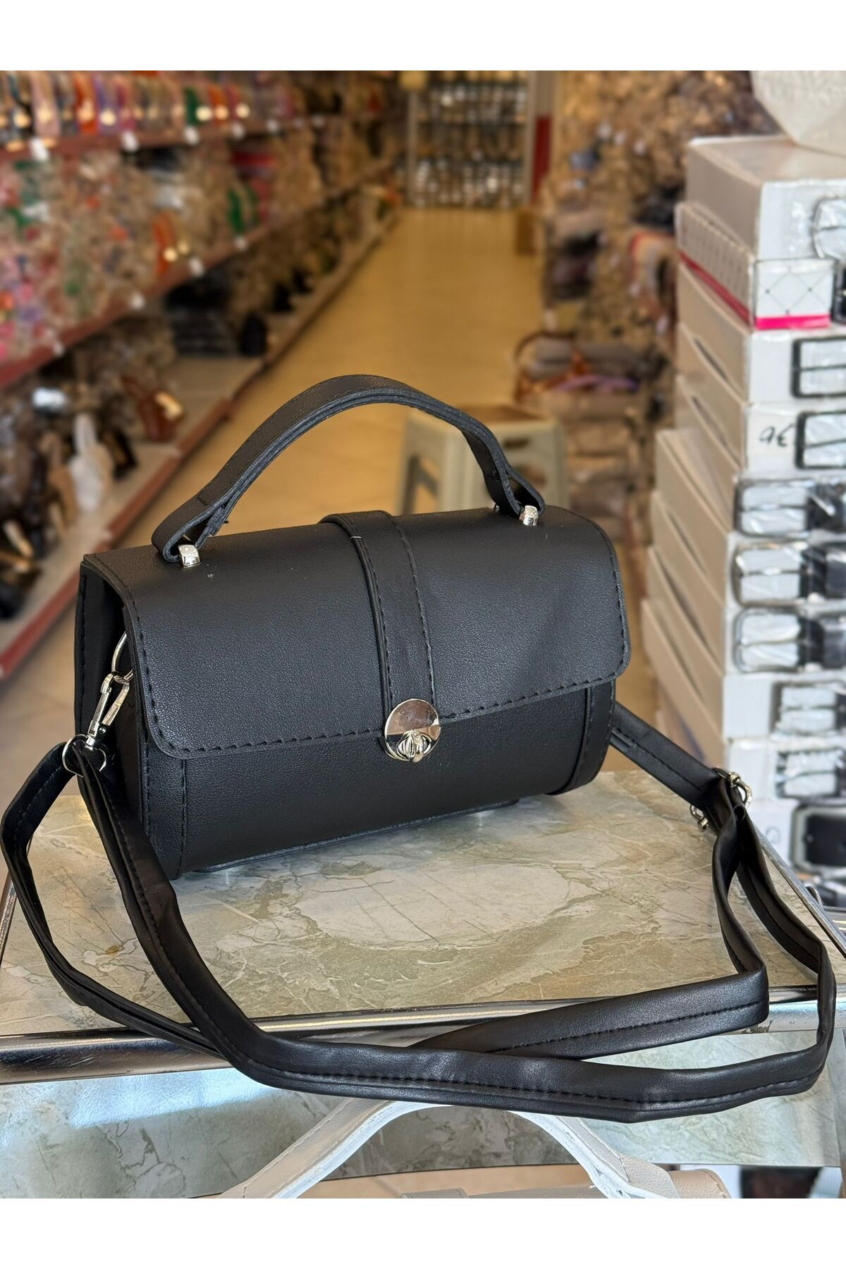 Butik Ayarlanabilir Uzun Askılı Deri Destekli Kilit Detaylı Küçük Boy Kadın Omuz ve El Çantası