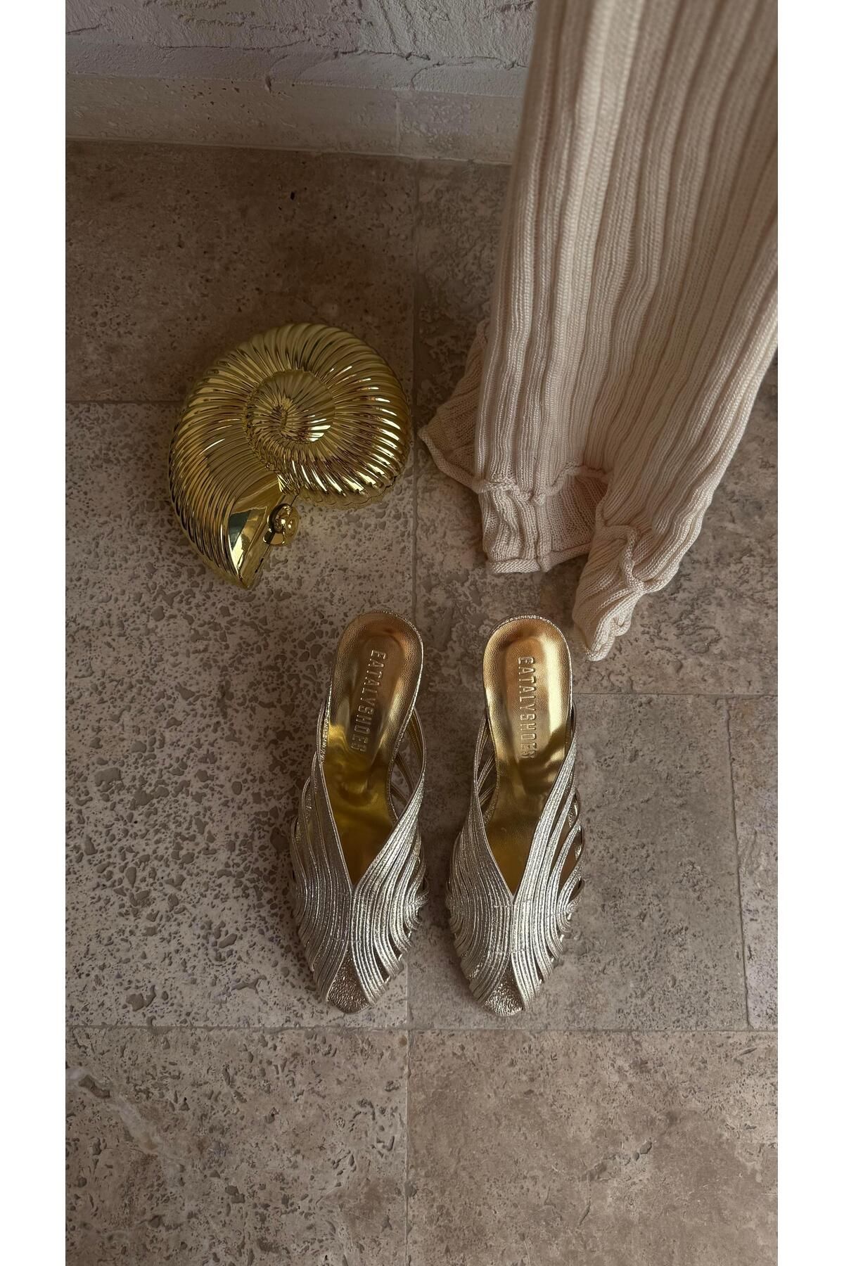 Eataly Shoes Metalik Efektli Gold İnce Topuklu Terlik