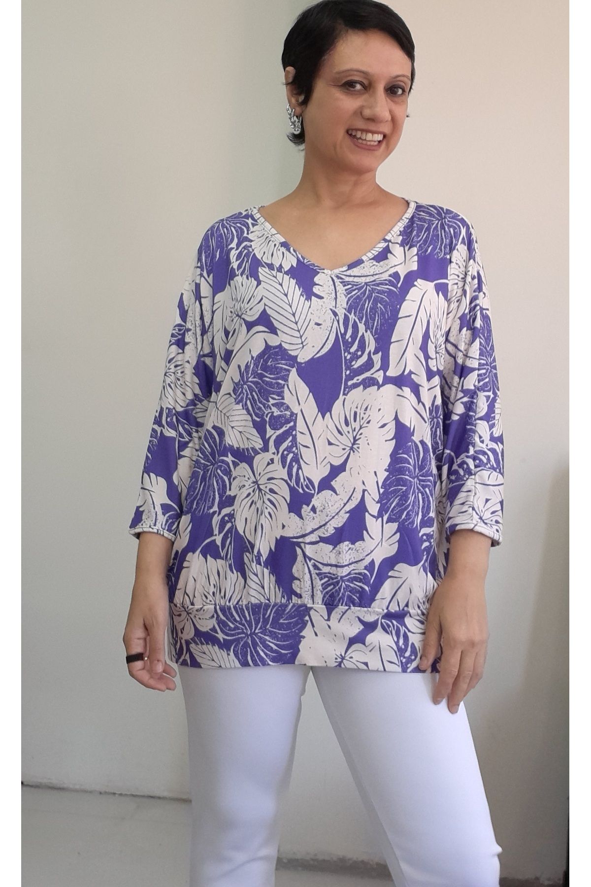 Mertcan Butik V yaka Mor ekru yaprak desenli yarasa truvakar kol penye viskon tişört