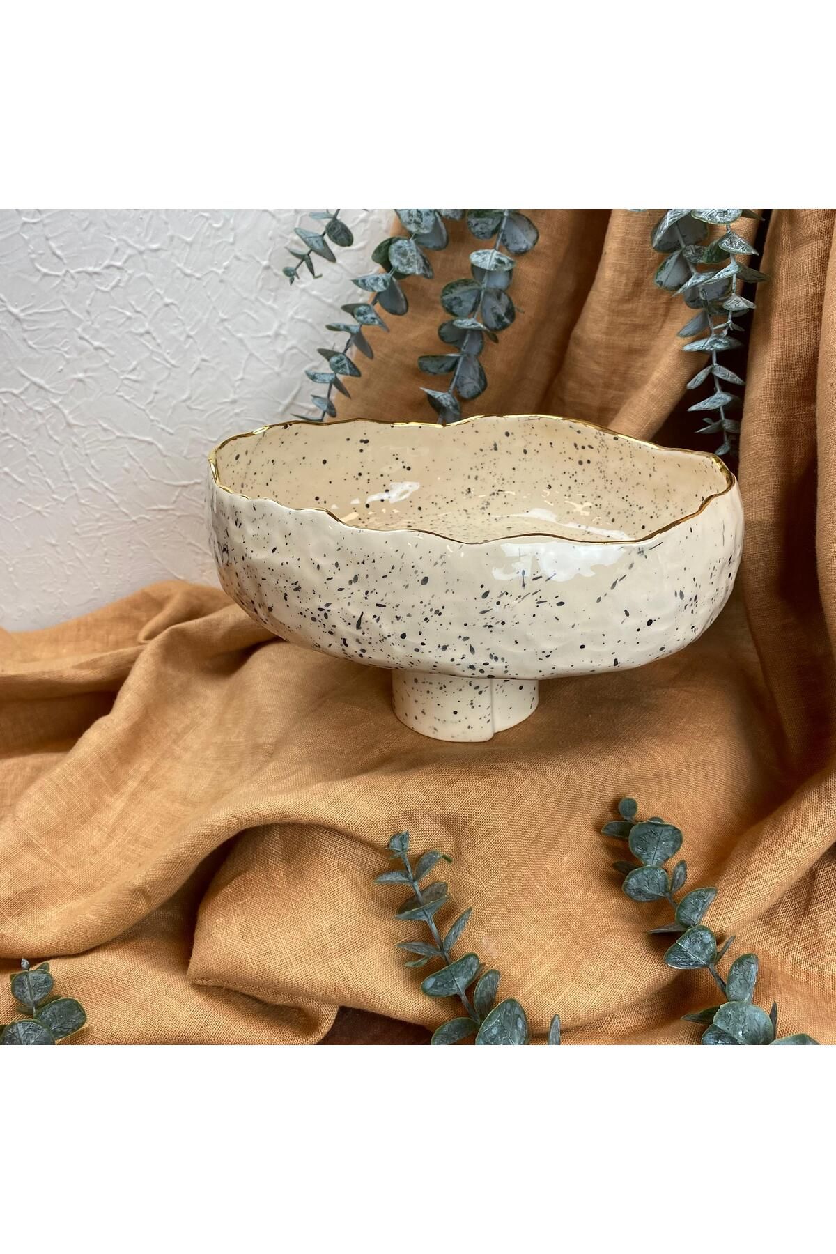 PINAR KURT El Yapımı Stoneware Ayaklı Kase – 24K Altın Kenar Detaylı – Benekli Sırlı Çanak