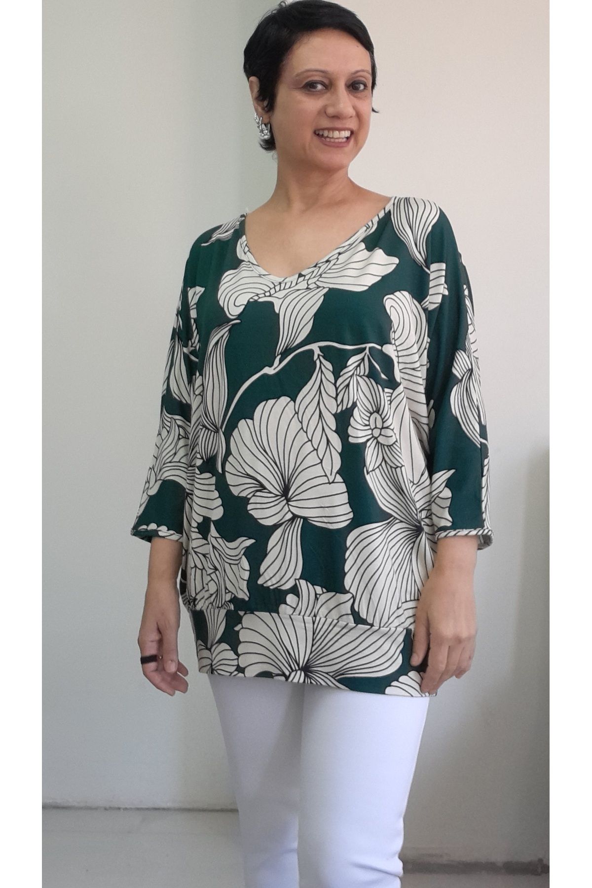 Mertcan Butik Haki yeşil ekru yaprak desenli V yaka yarasa truvakar kol penye viskon tişört