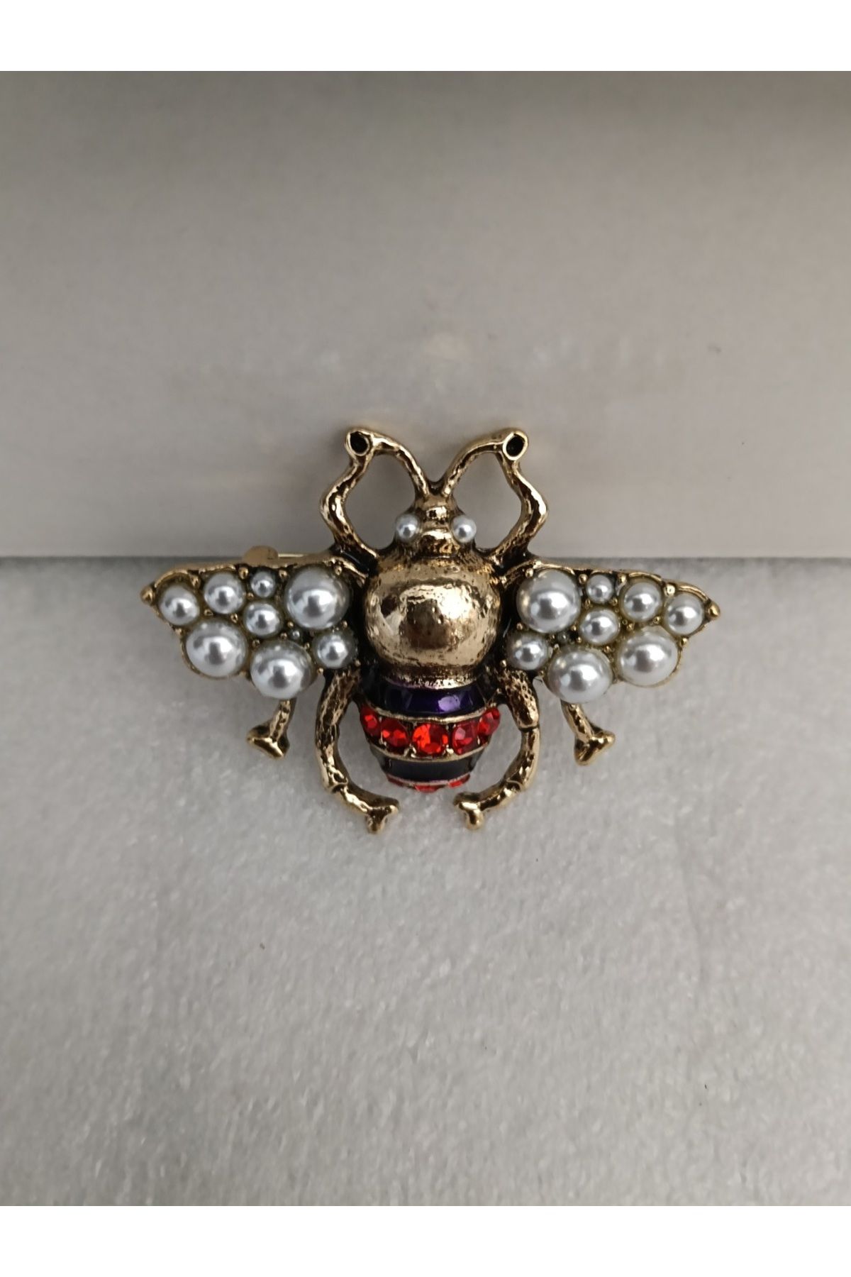 Butik Tülin Unisex otantik el yapımı bronz çok renkli parlak kırmızı taşlı beyaz inci boncuklu arı broş 5x4 cm