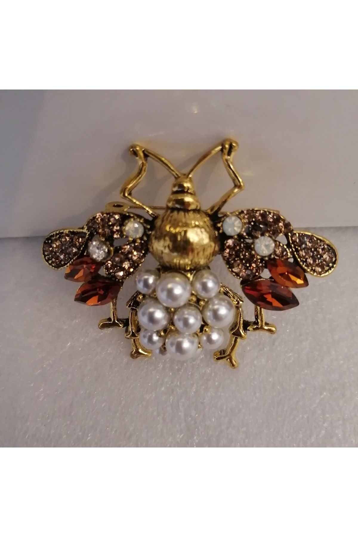 Butik Tülin Unisex otantik el yapımı altın çok renkli kesme parlak kristal taş beyaz inci boncuk arı broş 5x4 cm