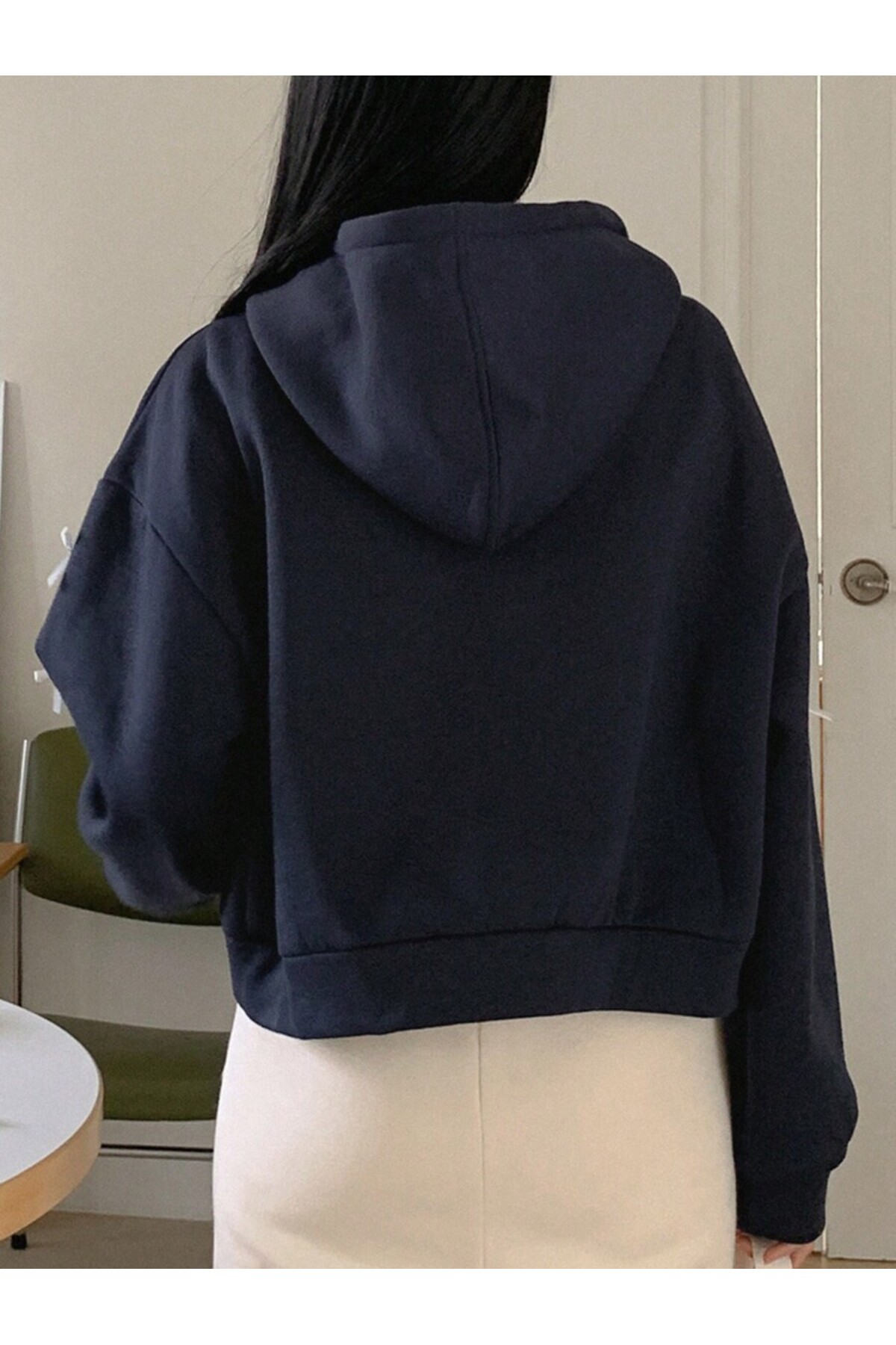 MOONBULL  Kadın Kolları Fiyonklu Detaylı Kapüşonlu Fermuarlı Crop Sweatshirt - Görsel 2