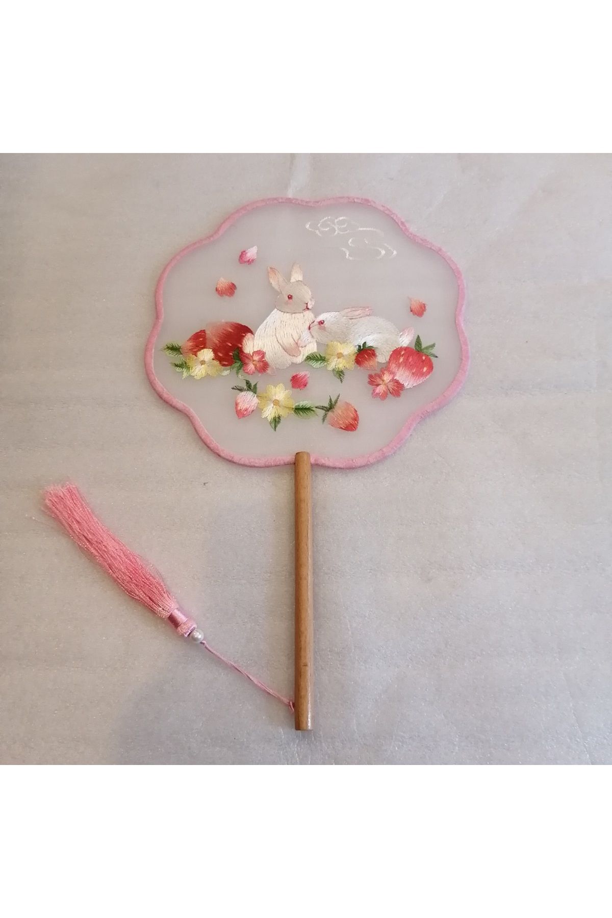 Butik Tülin Otantik çok renkli floş iplik kırma nakışlı tavşan çift ahşap saplı püsküllü yelpaze 55x20 cm Çin