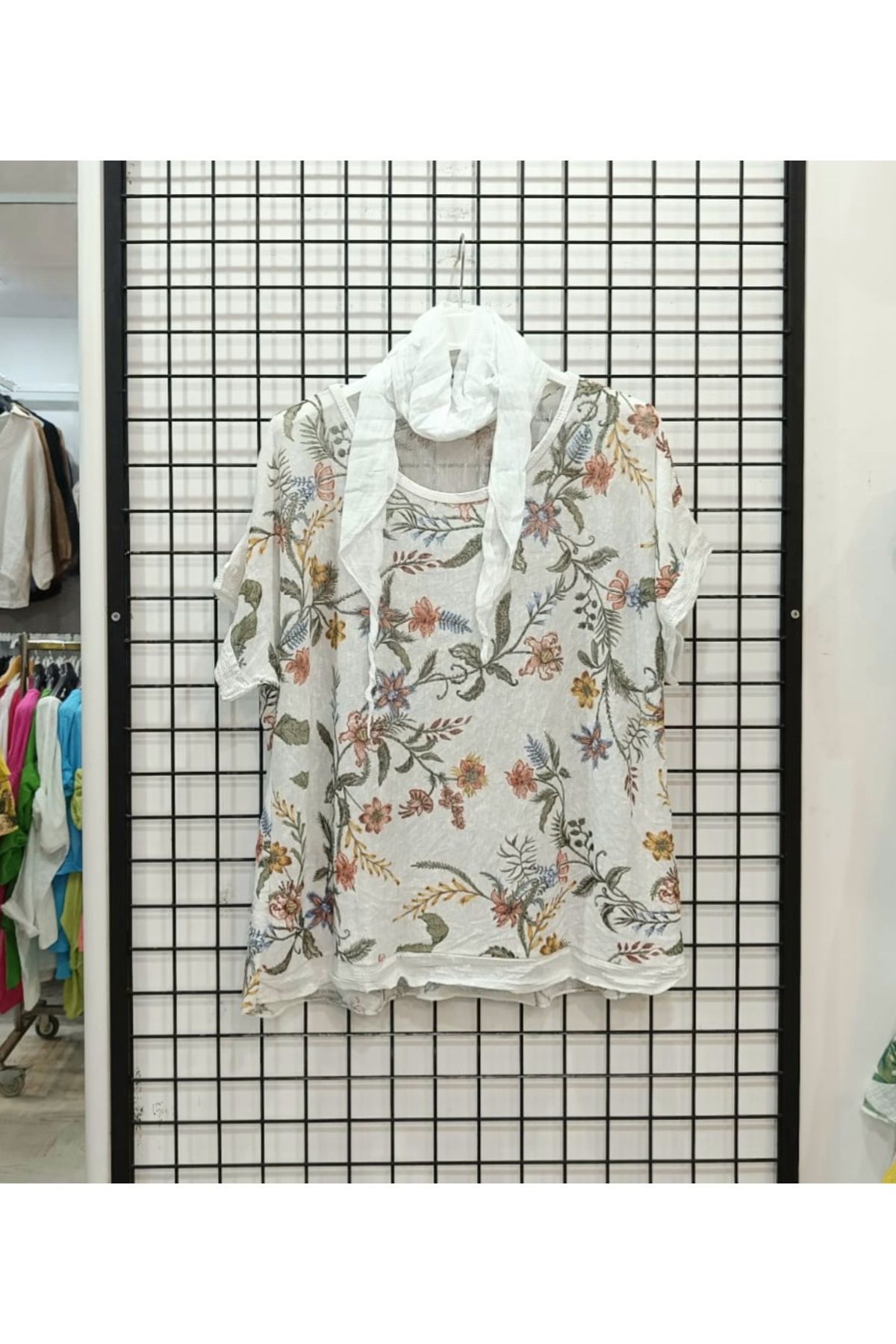 Butik Şans Şal Detaylı Payetli Desenli İtalyan Bluz