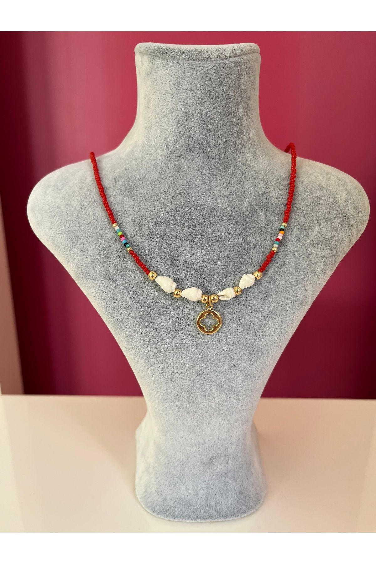 Asteria Jewelry Deniz Kabuğu ve Yonca Uçlu Boncuklu Kolye