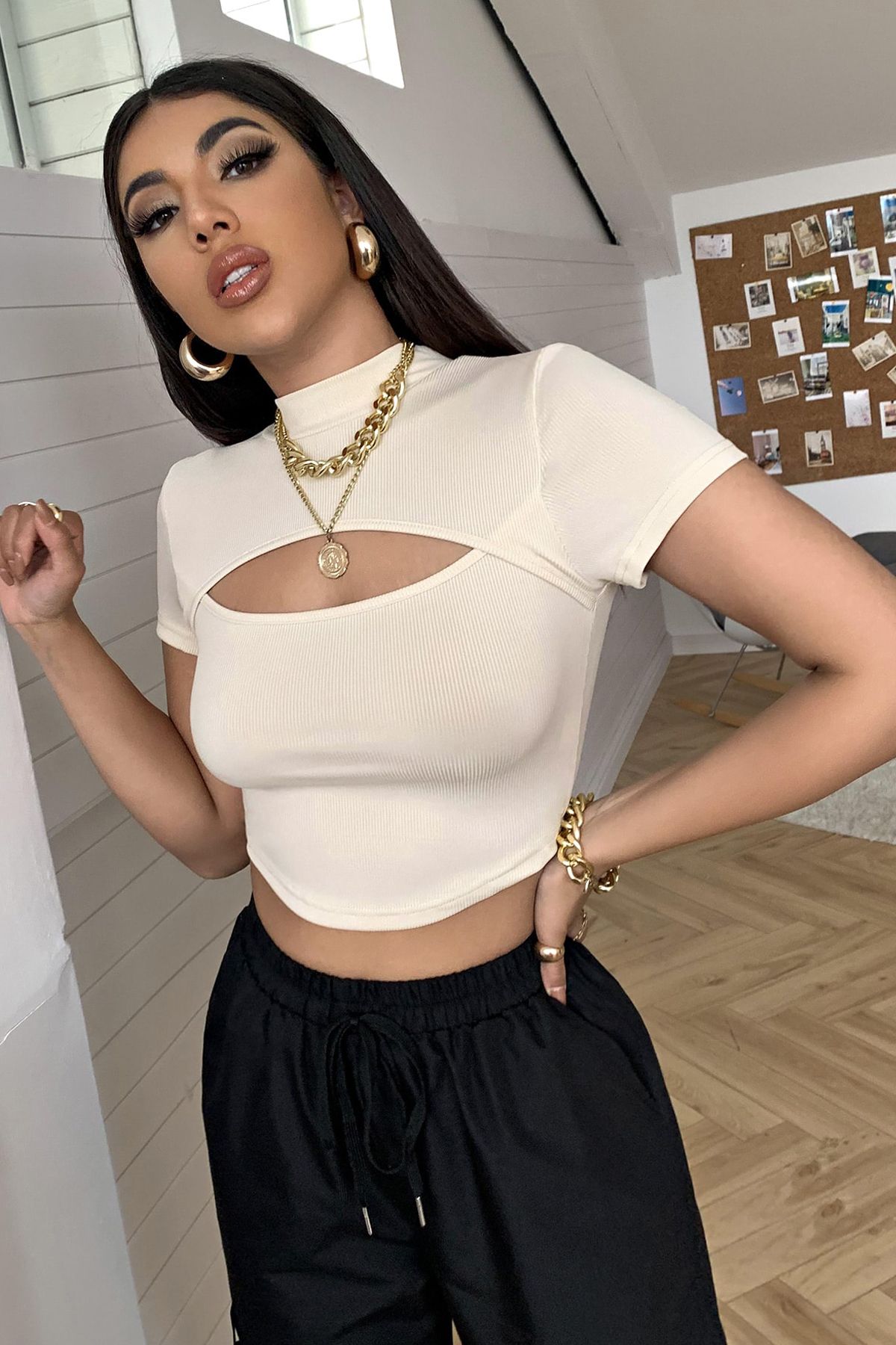 BYR Fırsat Byr Kadın Göğüs Dekolteli Yarım Kollu Cut Out Crop Top Bluz Yeni