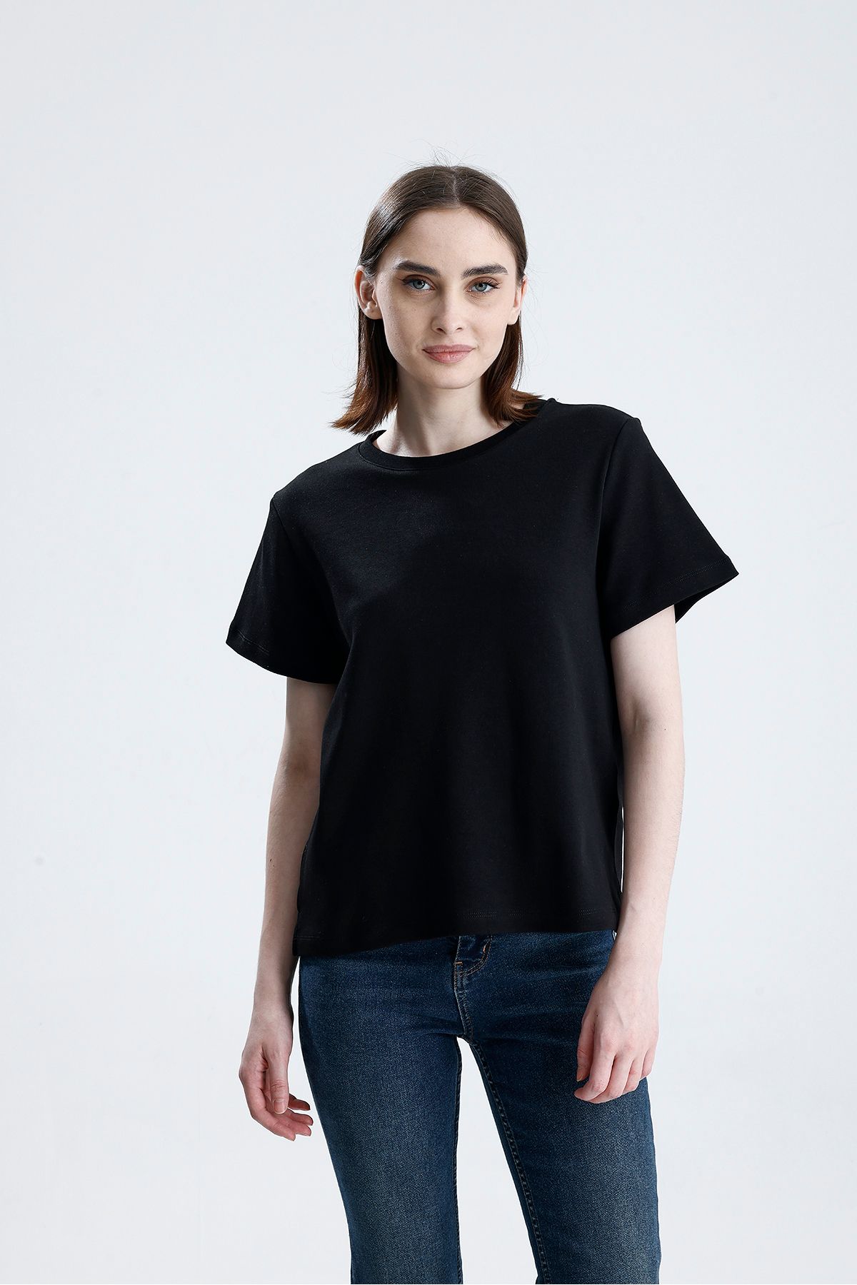 Sofist İstanbul Siyah Regular Fit Basic Kadın T-Shirt %100 Pamuk Yırtmaçlı Kısa Kol Bisiklet Yaka Düz Renk