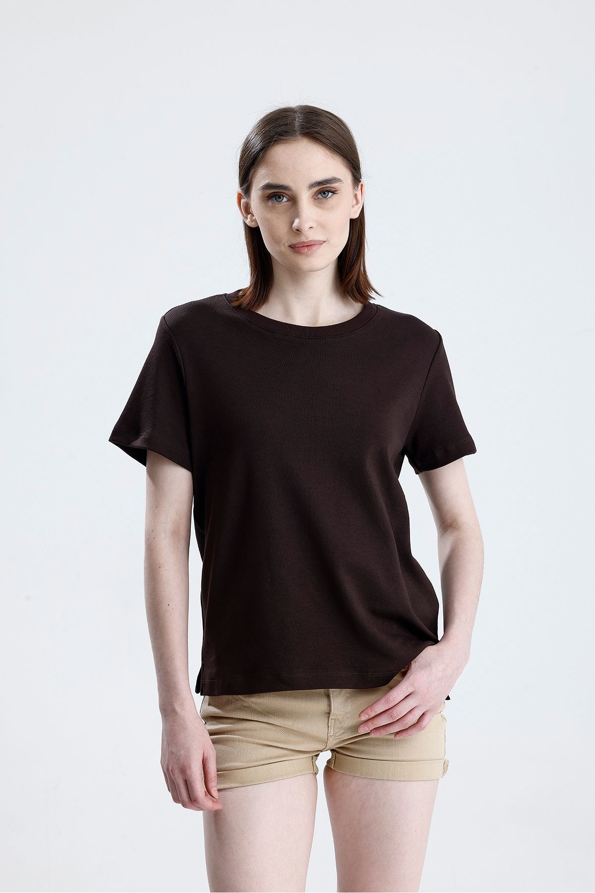 Sofist İstanbul Kahverengi Regular Fit Basic Kadın T-Shirt %100 Pamuk Yırtmaçlı Kısa Kol Bisiklet Yaka Düz Renk