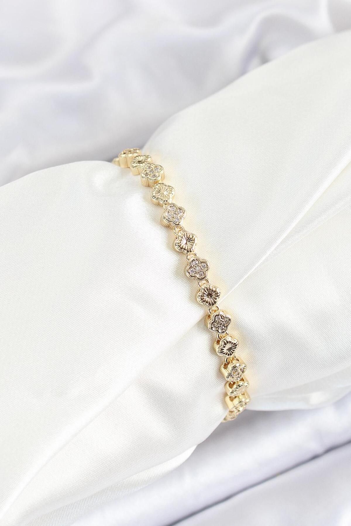 REBORN DESIGN Pirinç Yonca Model Zirkon Taşlı Gold Renk VIP Seri Kadın Bileklik
