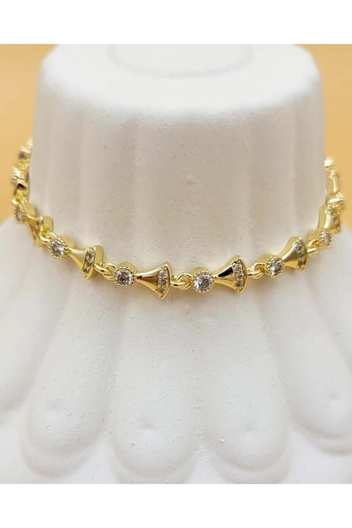 Nevoka Zirkon Taşlı Üçgen Model Gold Kaplama Bileklik