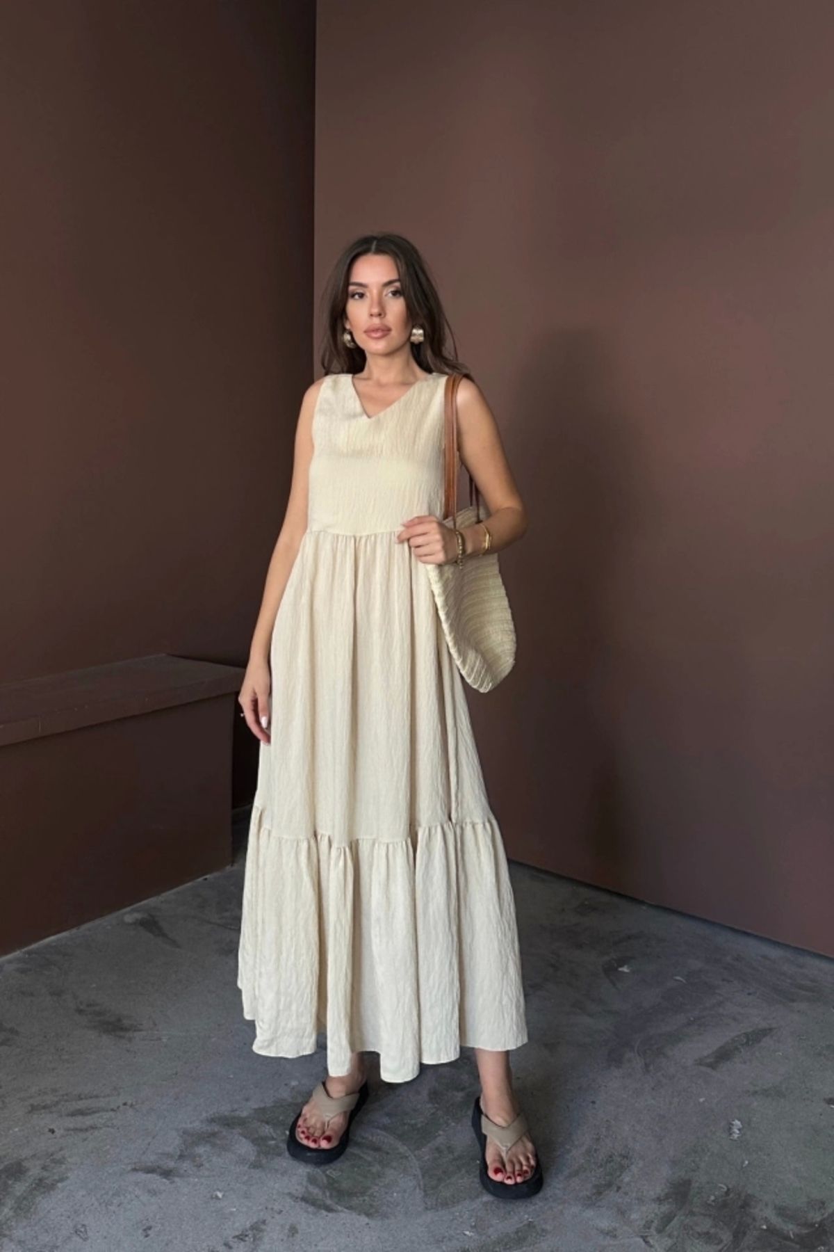 Butik ETEKUCU FIRFIRLI SIRTI BAĞLAMA DETAYLI SALAŞ ELBİSE - Bej