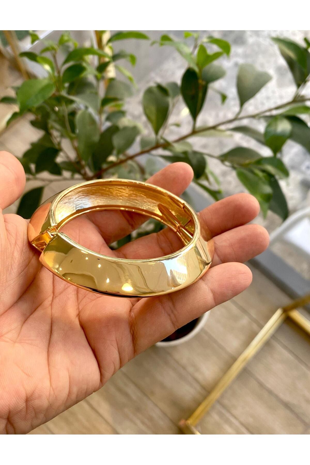Lilyum Aksesuar Köşe Detaylı Metal Gold Sarı Altın Rengi Yaylı Model Kalın Bilezik Bileklik (1 ADET)
