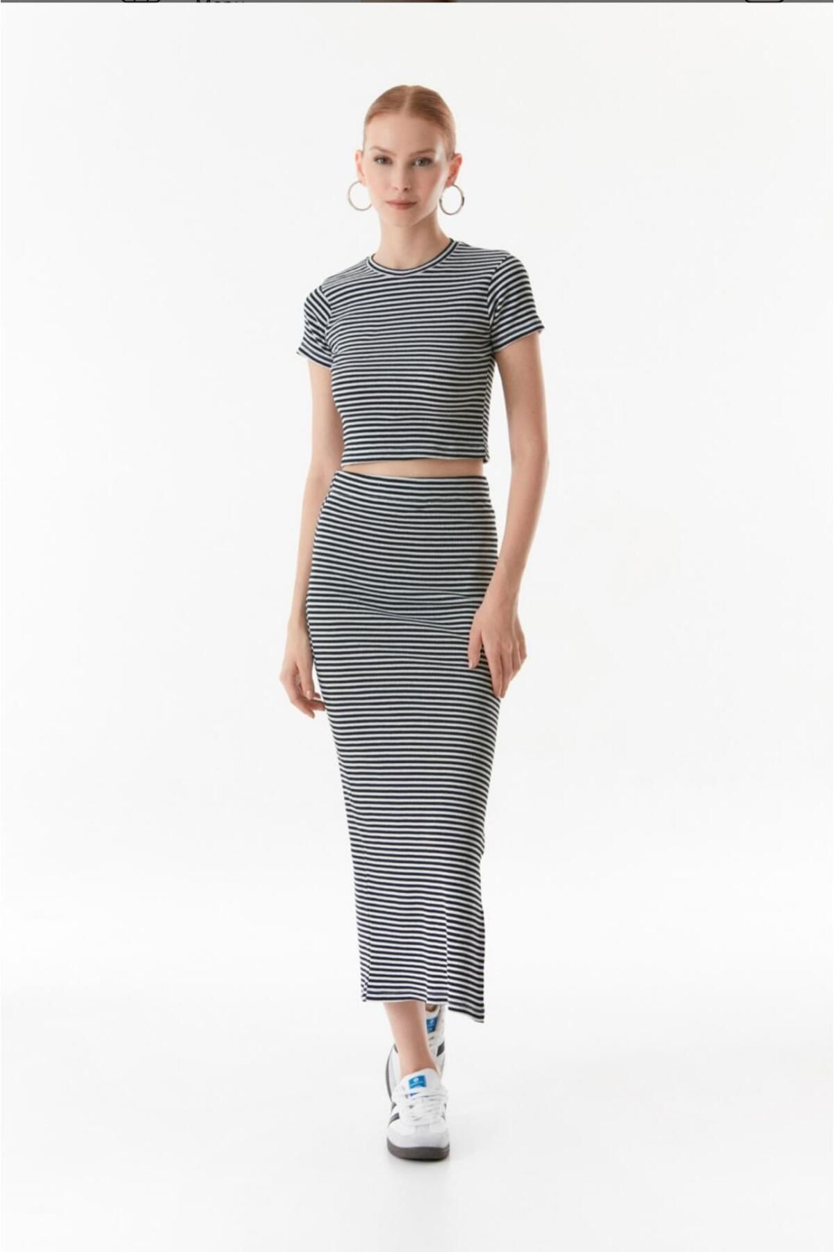 bemmoda Kadın Bisiklet Yaka Çizgi Desen Bisiklet Yaka Yırtmaçlı 2'li Bluz Crop&Etek Takım