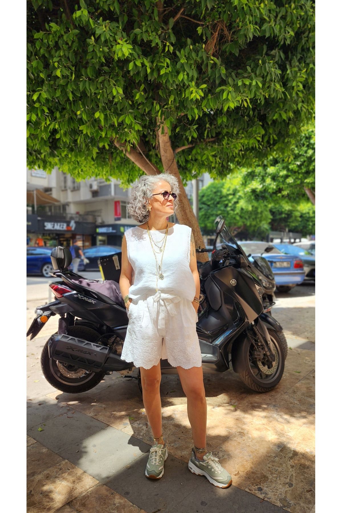 İzmirli Boutique İşelemeli Şehir Boy Keten Şort