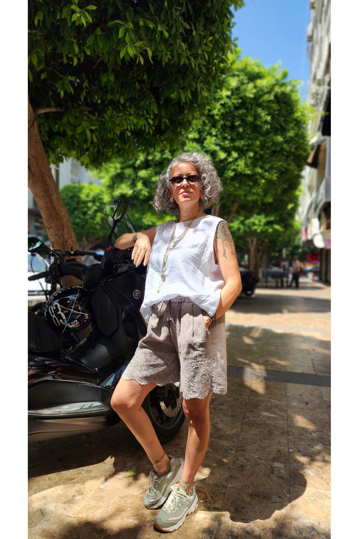 İzmirli Boutique İşelemeli Şehir Boy Keten Şort