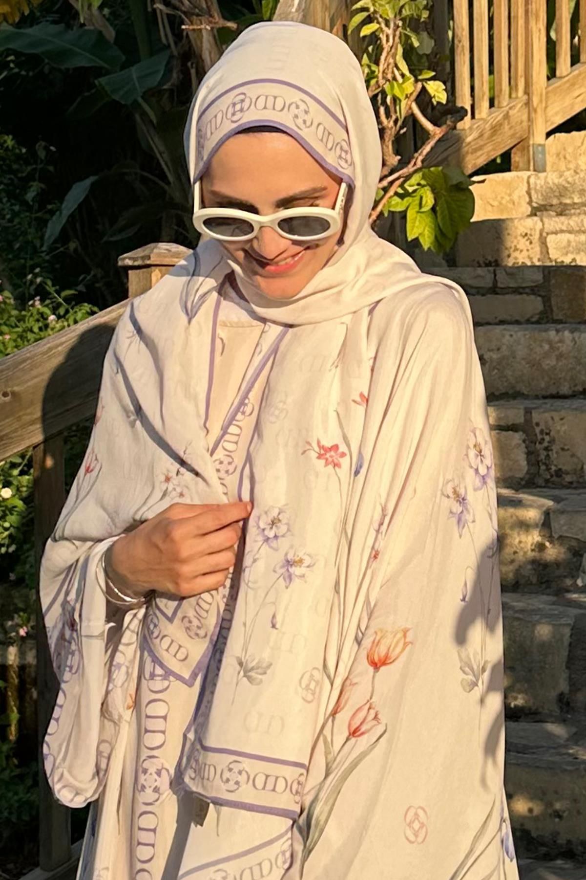 carell Ayça İşlek'in Tercihi Palmara Ekru Monogram Floş Şal