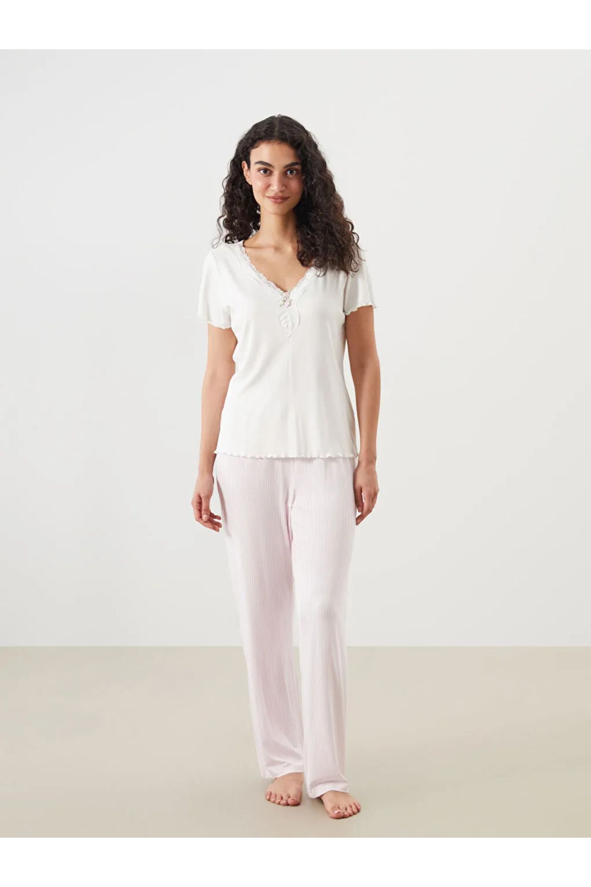 LC Waikiki LCW DREAM Pembe V Yaka Dantel Detaylı Kadın Pijama Takımı
