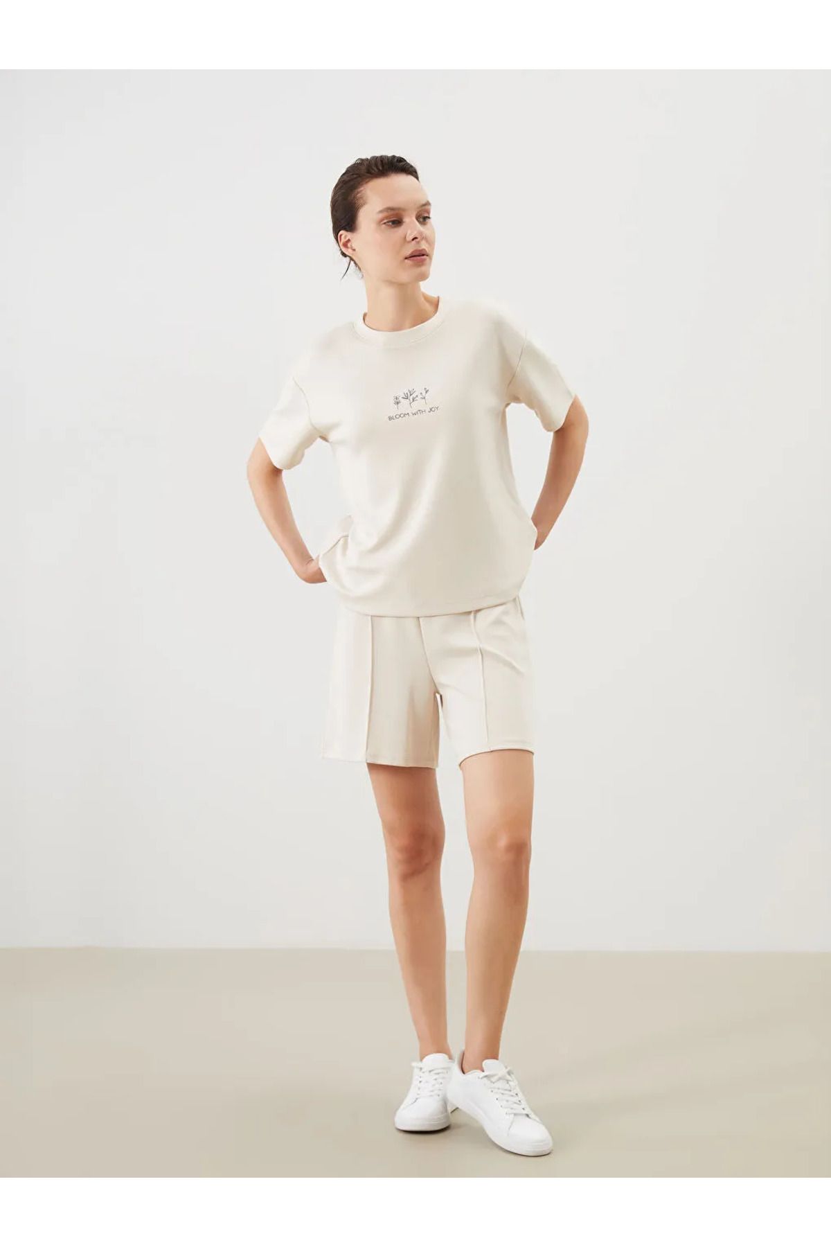 LC Waikiki LCW Comfort Bej Beli Lastikli Kadın Şort