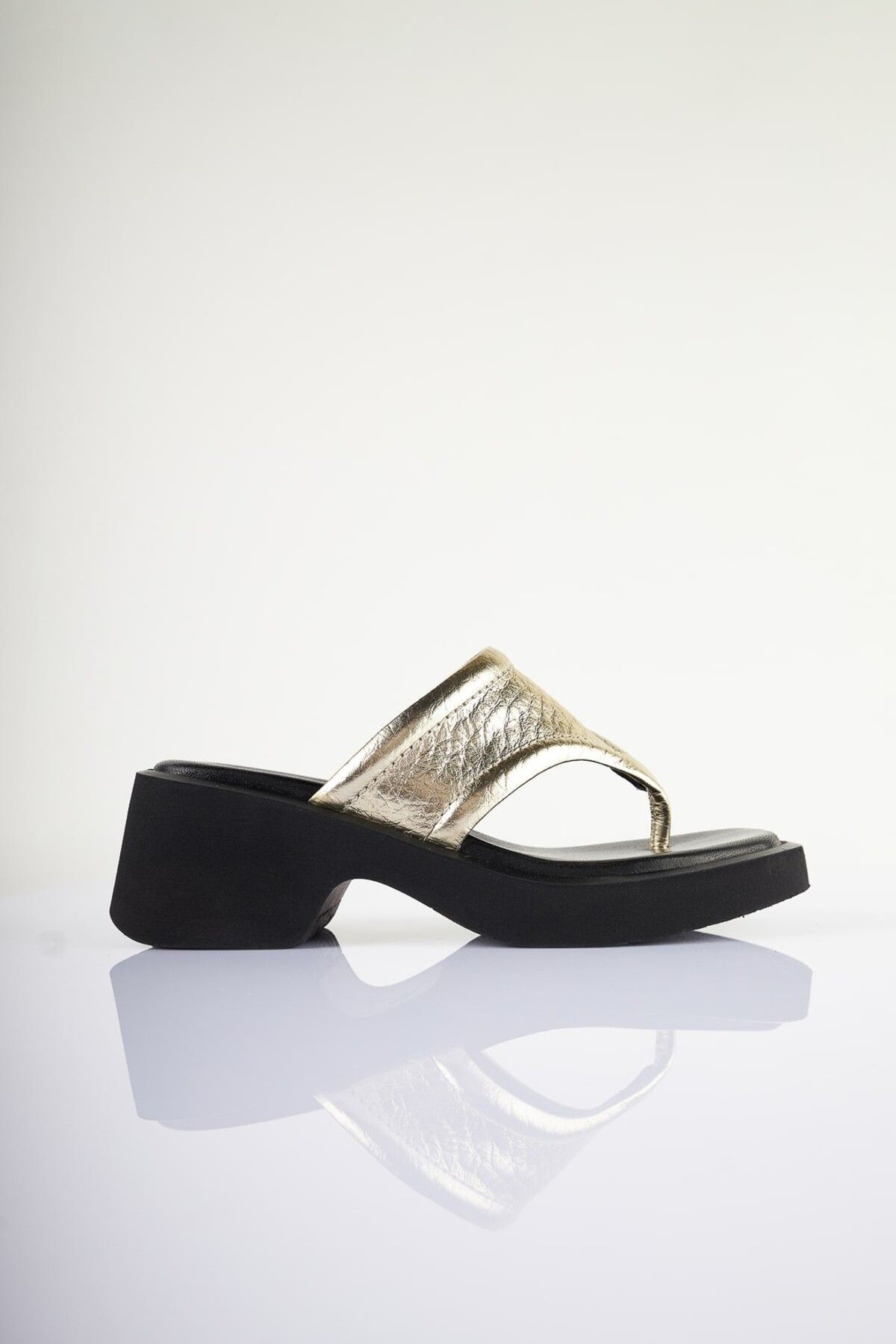 SU SHOE BOUTIQUE NO86 Altın Hakiki Deri Parmak Arası Topuklu Terlik