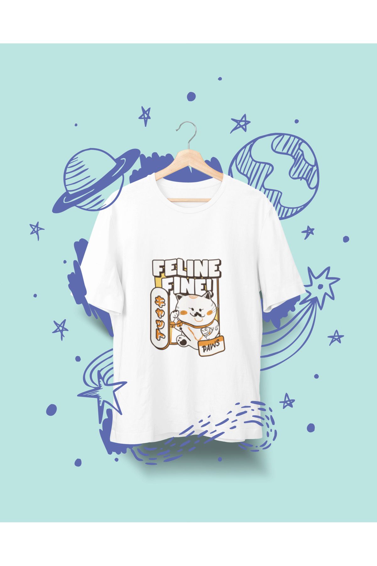 LAYORA "Japon Tarzı Şanslı Kedi Baskılı Tişört – Feline Fine & Paws!"