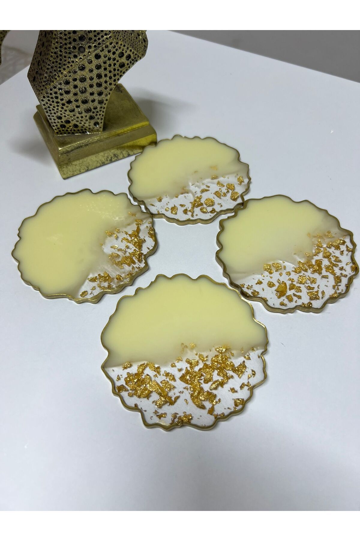 demet art studio Gold Varaklı Dalgalı Yuvarlak Epoksi Bardak Altlığı Seti – 4’lü Krem Renk Dekoratif Tasarım