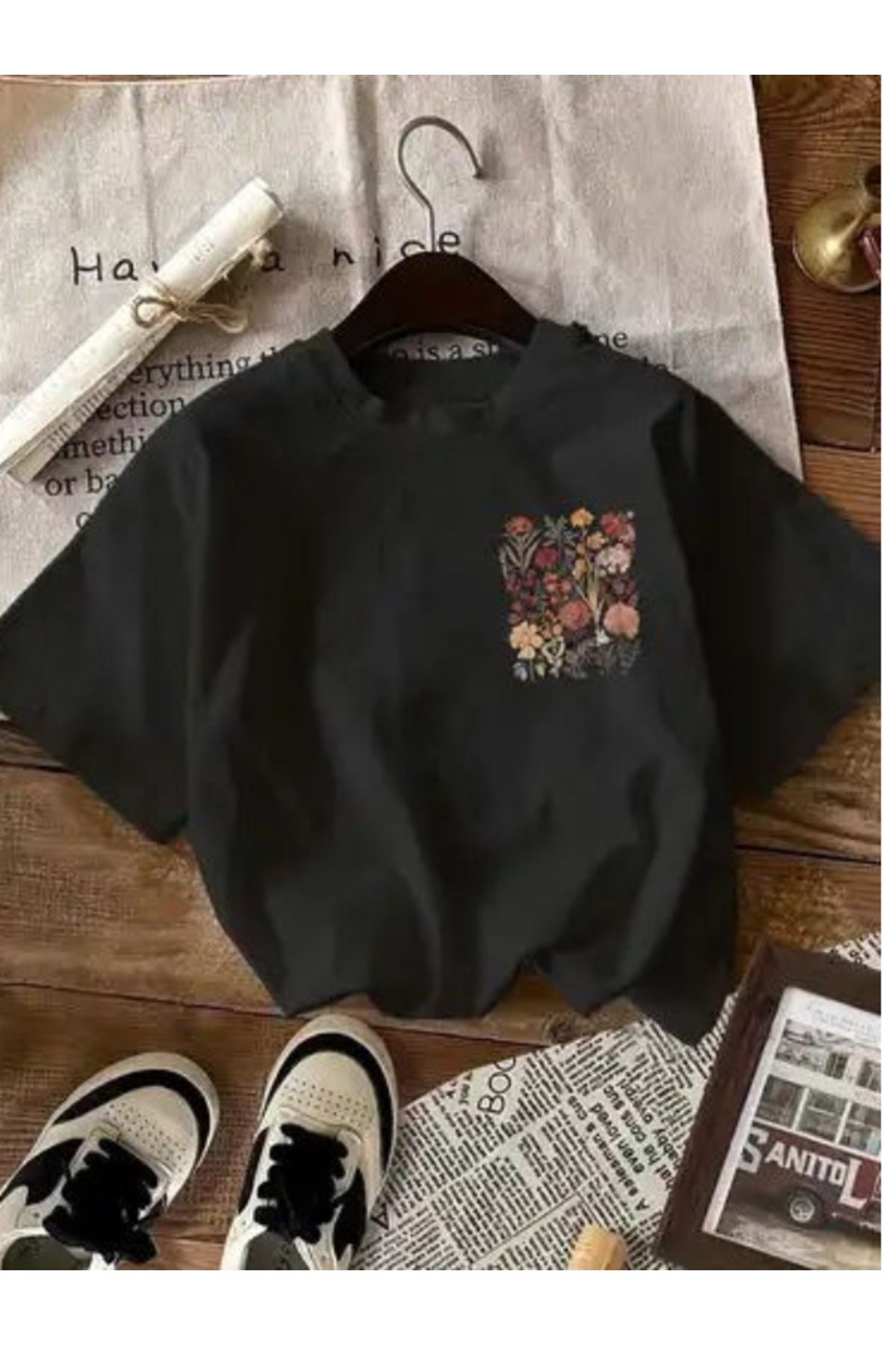 LAYORA "Çiçek Desenli Cep Oversize Baskılı Siyah Tişört – Minimal ve Doğal Stil"