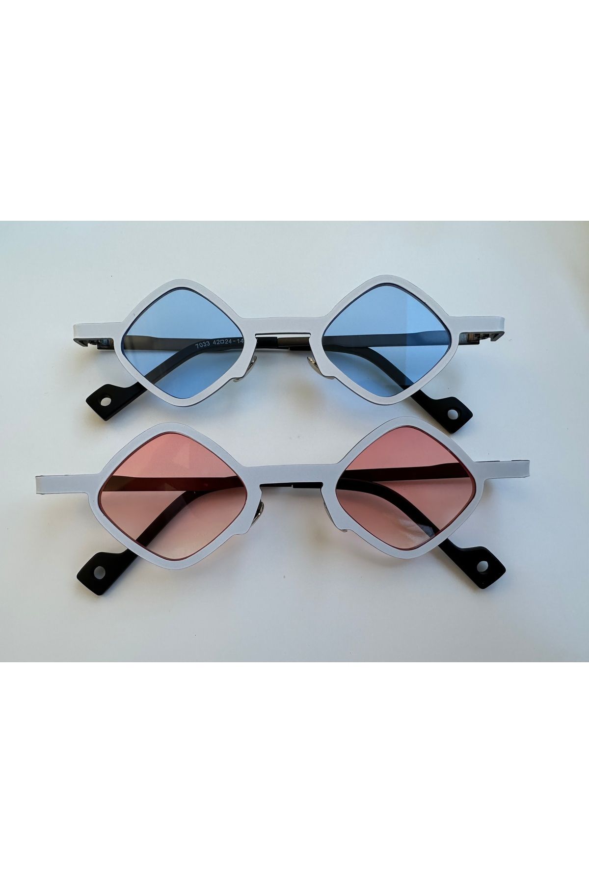 shop “Modern Retro Beyaz Gözlük | UV400 Koruma | Unisex Yaz Modası”