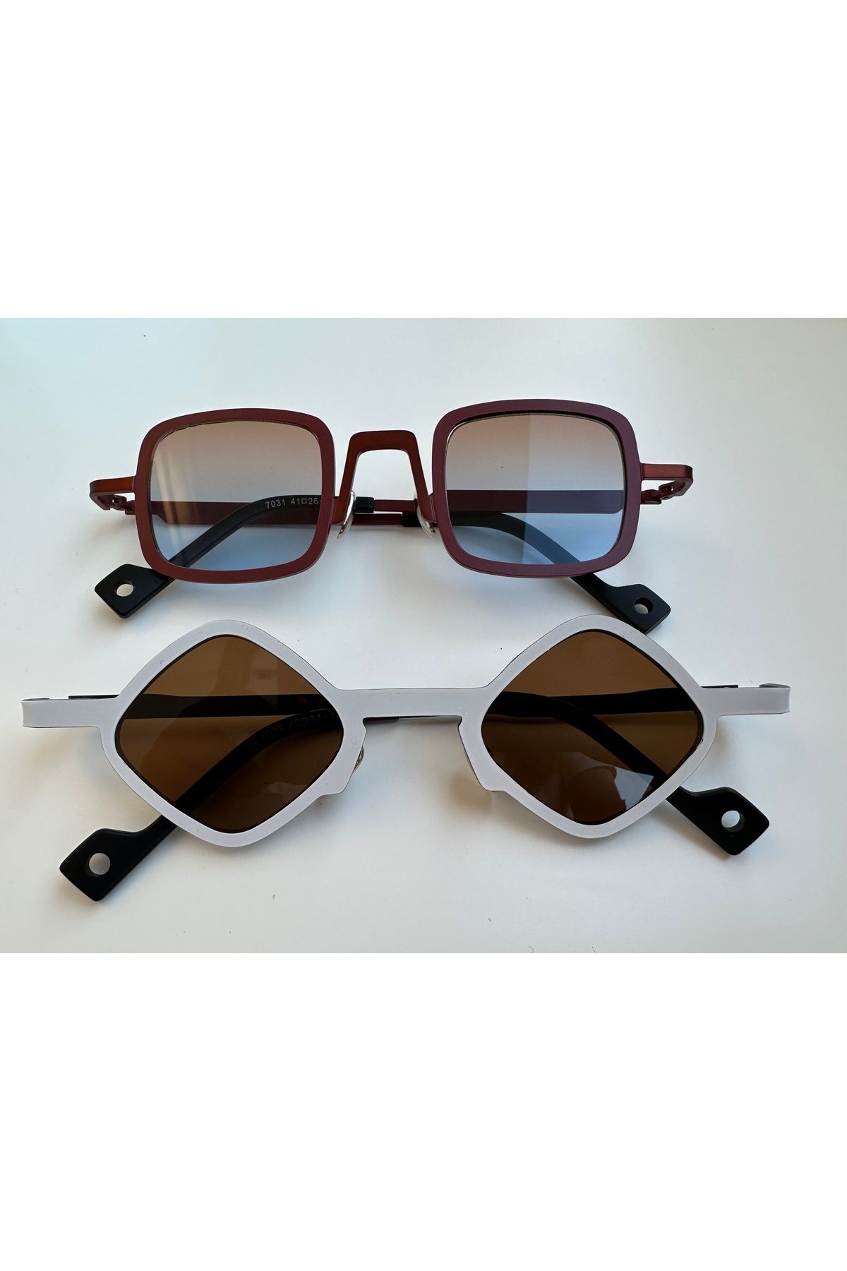 shop “Modern Retro Beyaz ve bordo Gözlük | UV400 Koruma | Unisex Yaz Modası”