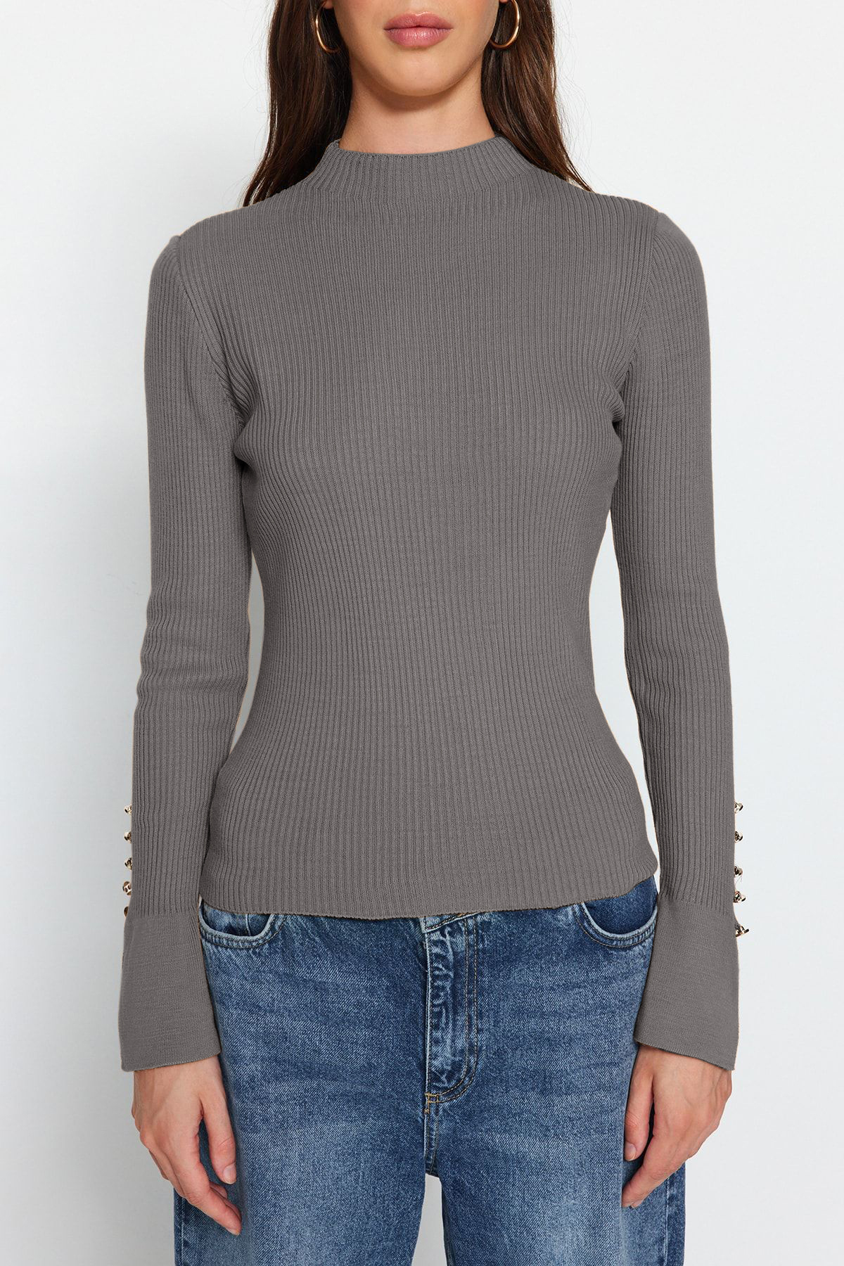 Trendyol Collection Anthrazitfarbener Strickpullover mit Knopfleiste am Ärmelsaum TWOAW24KZ00309