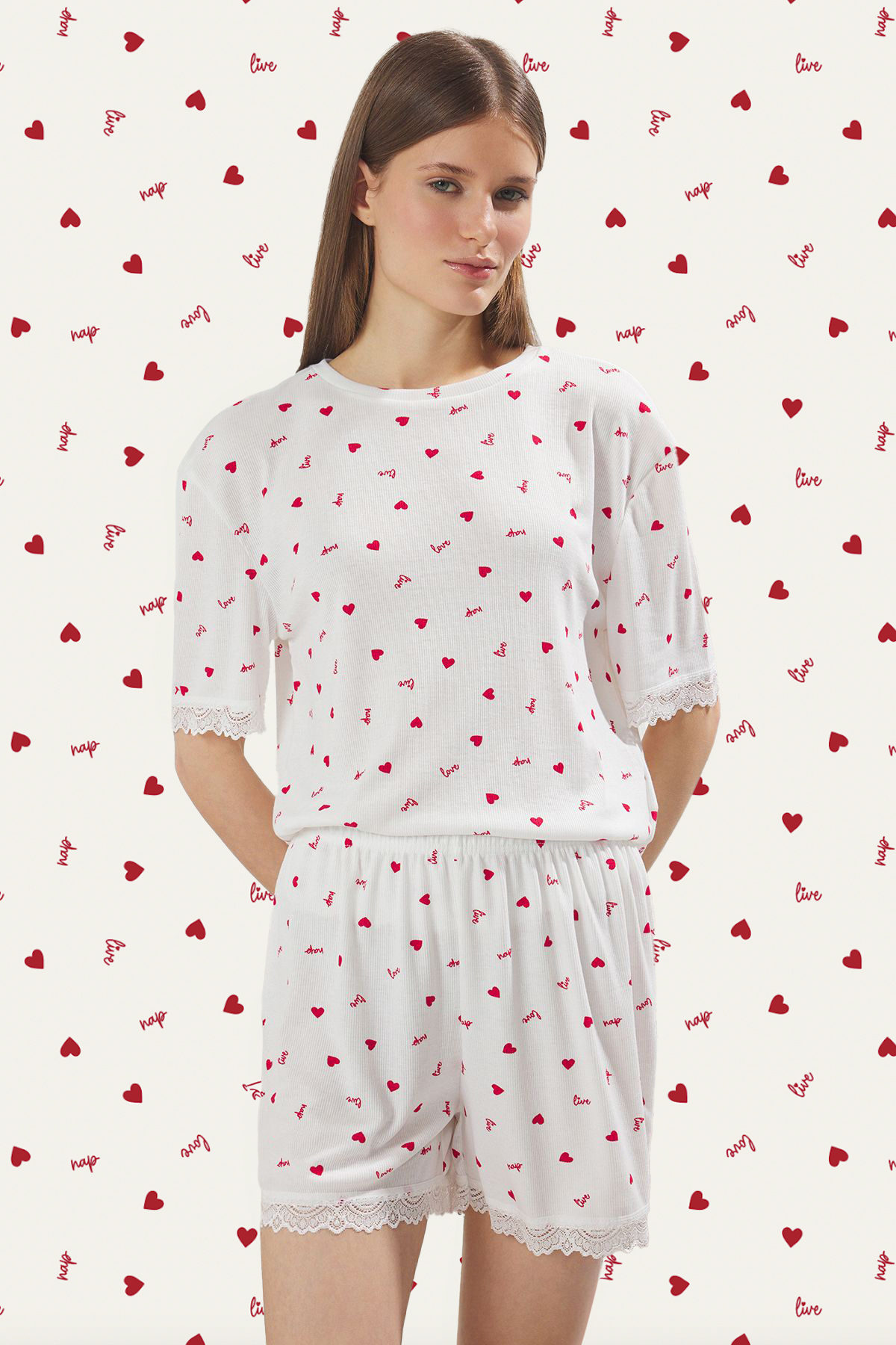 Trendyolmilla Beyaz Kalpli ve Sloganlı Dantel Detaylı Fitilli Şortlu Örme Pijama Takımı THMSS25PT00338