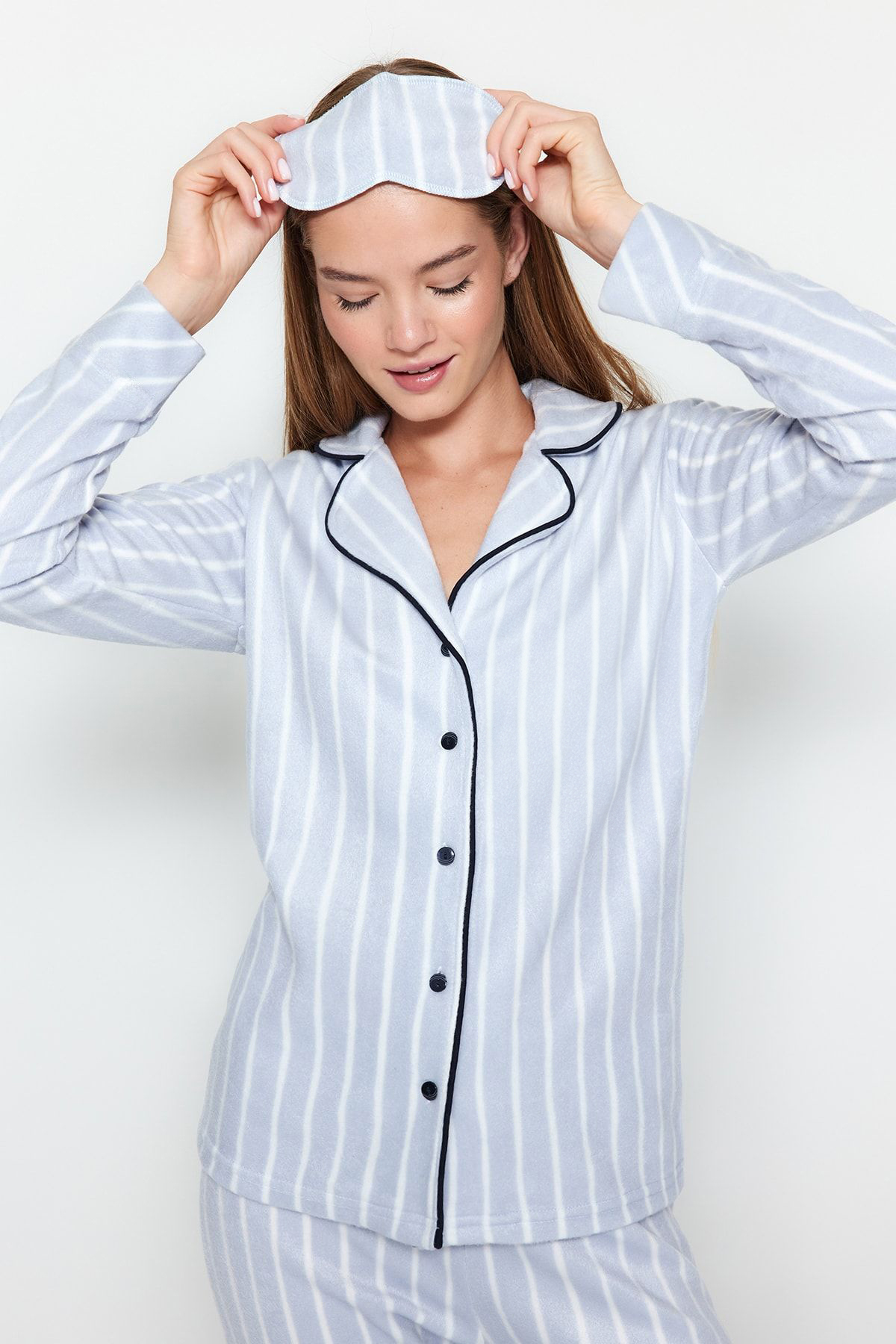 Trendyolmilla  Mavi Çizgili Biye Detaylı Uyku Bantlı Polar Kışlık Örme Pijama Takımı THMAW22PT0360