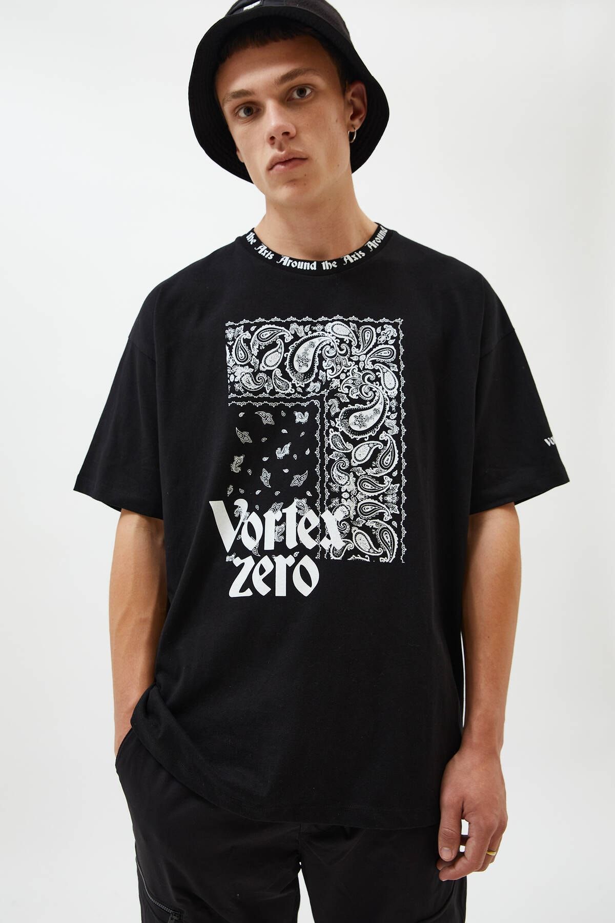 Pull Bear Erkek Siyah Siyah Bandana Desenli T Shirt 09249552 Trendyol