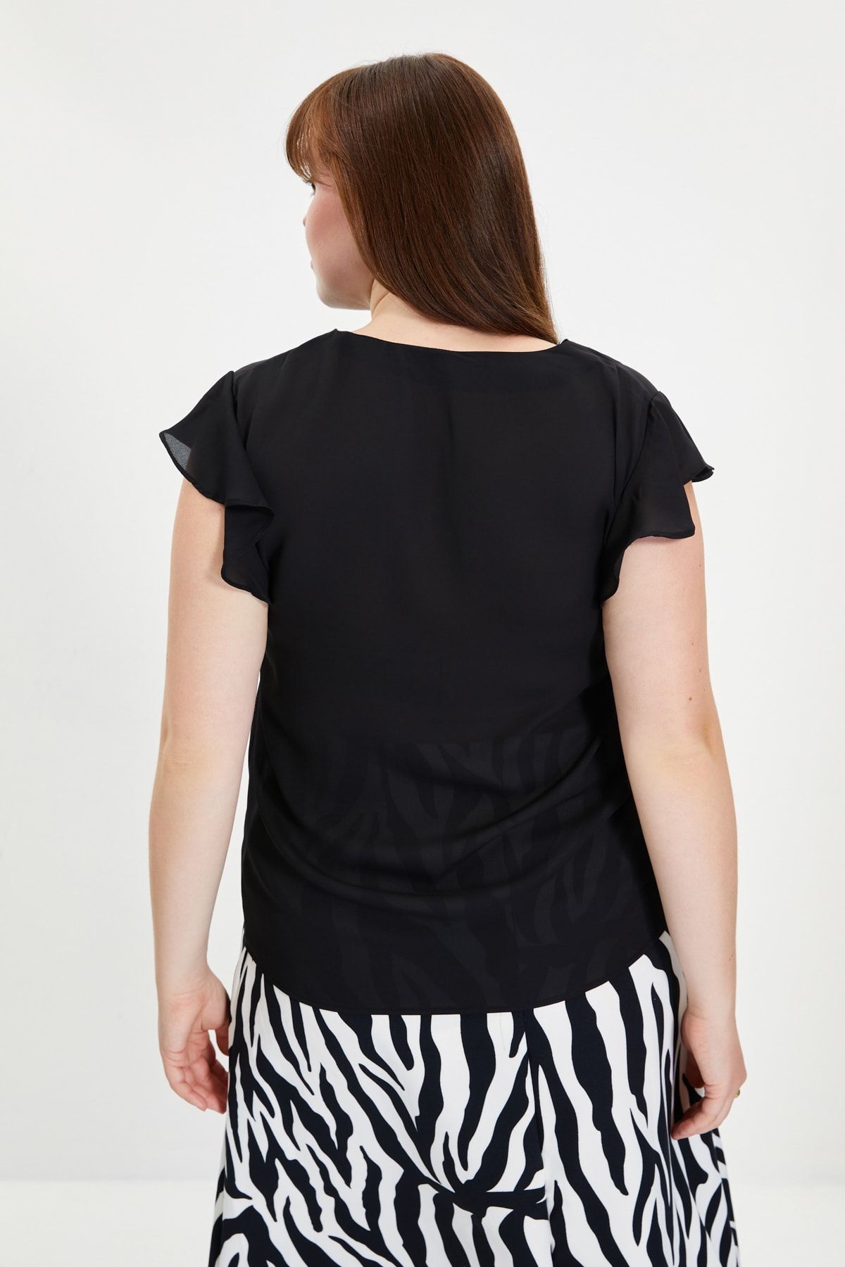 Trendyol Collection-Czarna, szczegółowa, zwiewna, półprzezroczysta bluzka z guzikami TWOSS20BZ0894 15