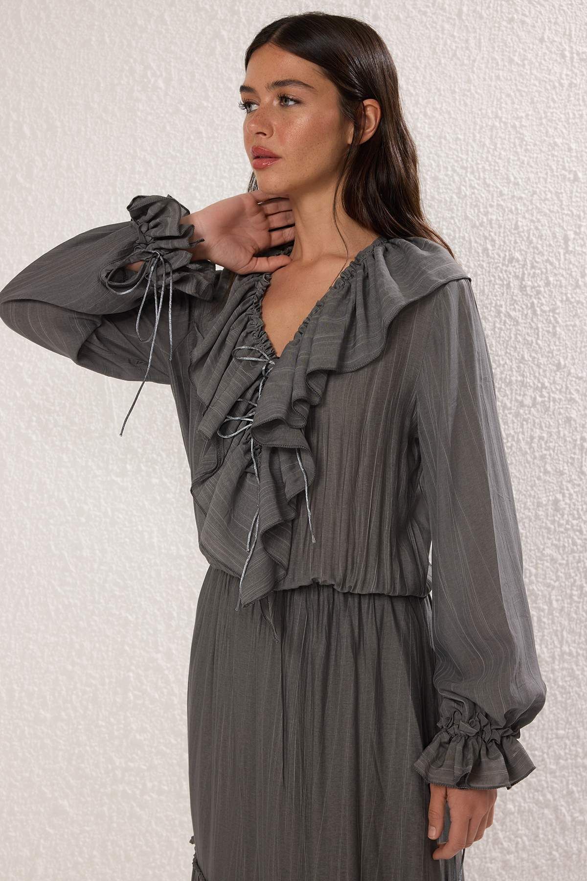 Trendyol Collection-Antracitové elastické maxi tkané šaty s volánky TWOSS25EL00864 3