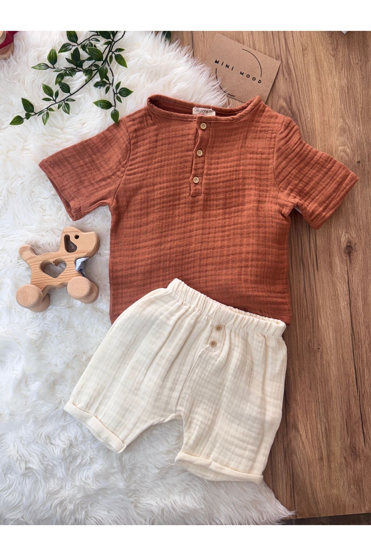 Mini Mood 👕 Mini Mood Erkek Bebek 2’li Yazlık Takım – Kiremit T-Shirt & Krem Şort