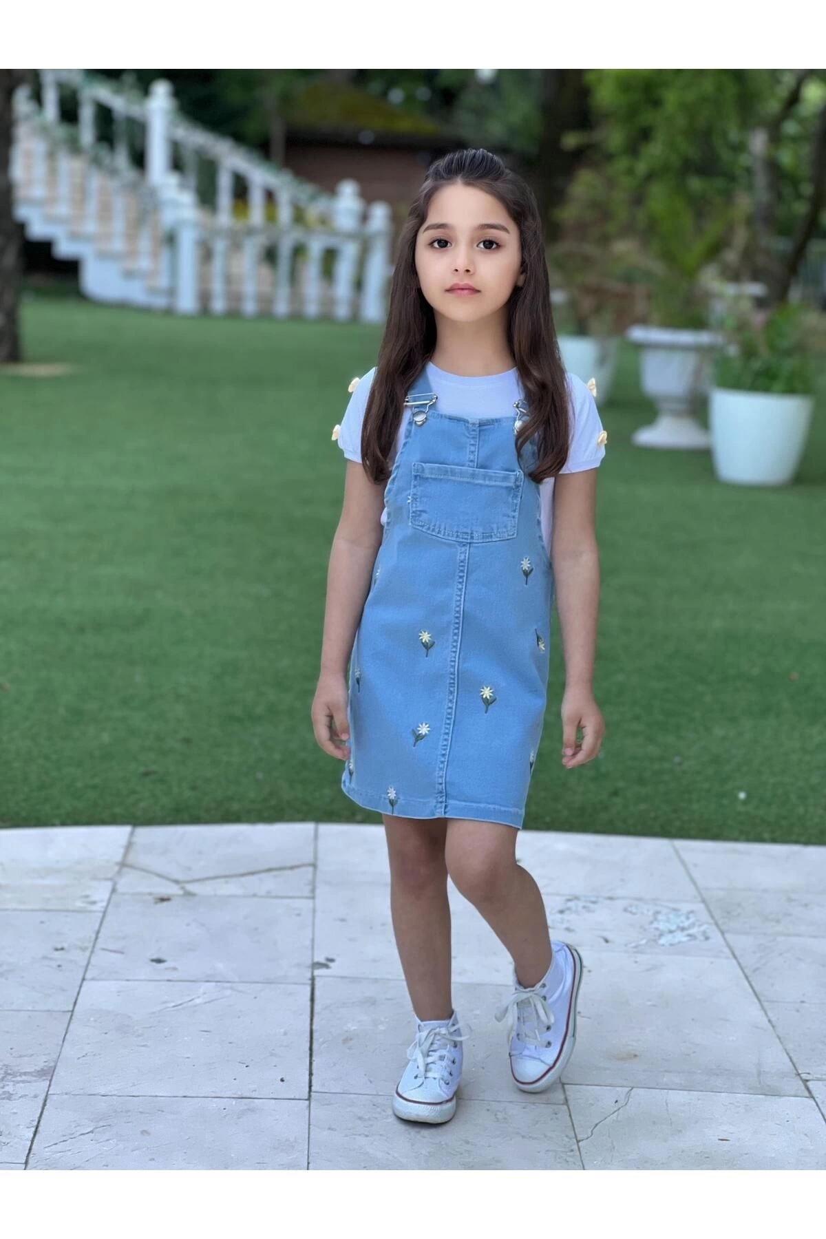 DUDOR KİDS Kız Çocuk Çiçek Nakışlı Kot Jile Elbise Ve Beyaz T-Shirt Takım fotoğrafı 4 (önizleme)