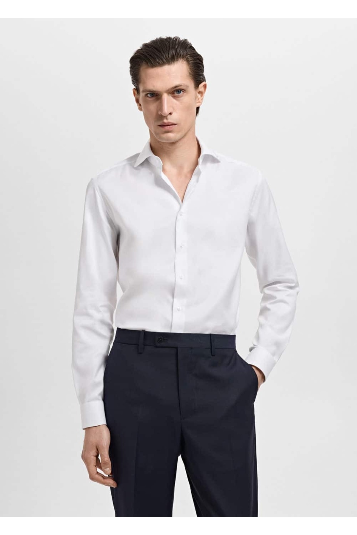 Dar kesim pamuklu gömlek