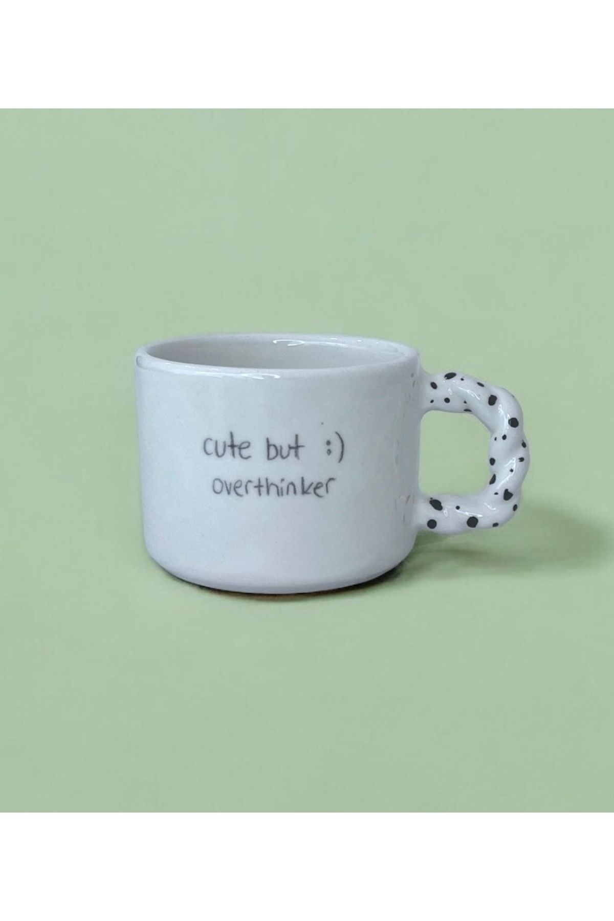 Home Cute But Overthinker Benekli El Yapımı Seramik Kupa