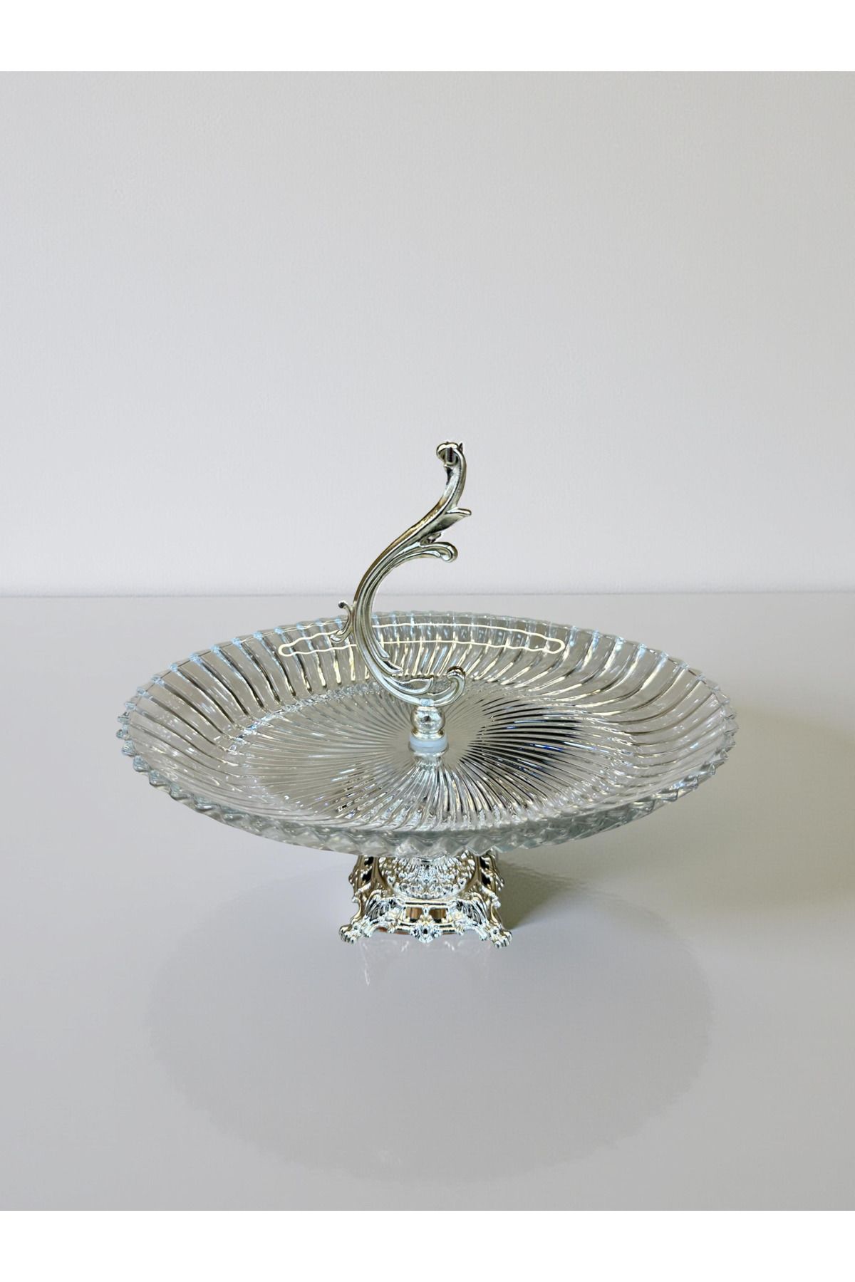 Litya Home KRİSTAL GÜMÜŞ CAM YUVARLAK KÜÇÜK SUNUMLUK ZAMAK AYAKLI TUTAMAÇLI 20*26*25 CM SUNUM SERVİS TABAĞI